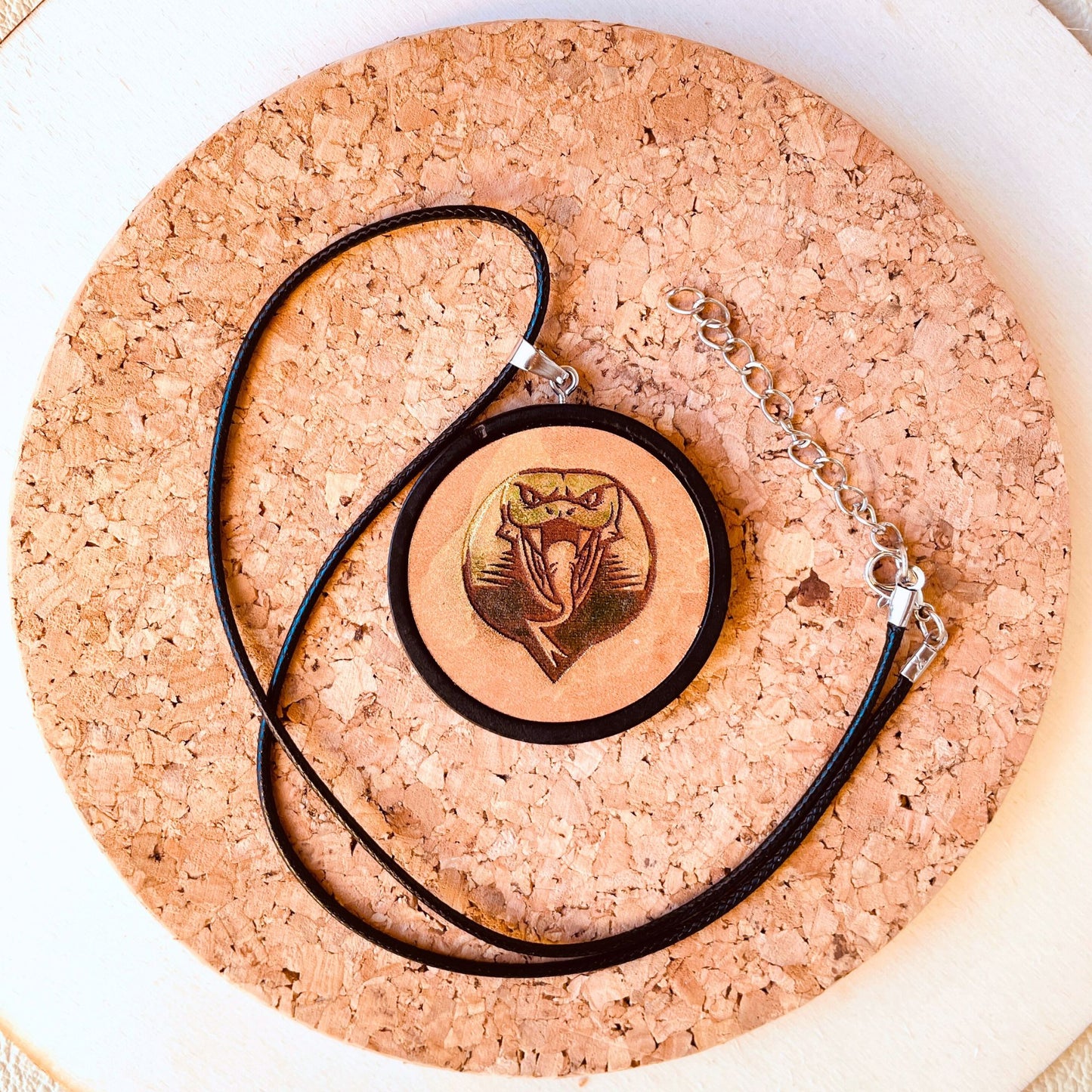 SteamVoyage - medaglioni di protezione magica in legno e cuoio dipinto a mano per giocatori di ruolo