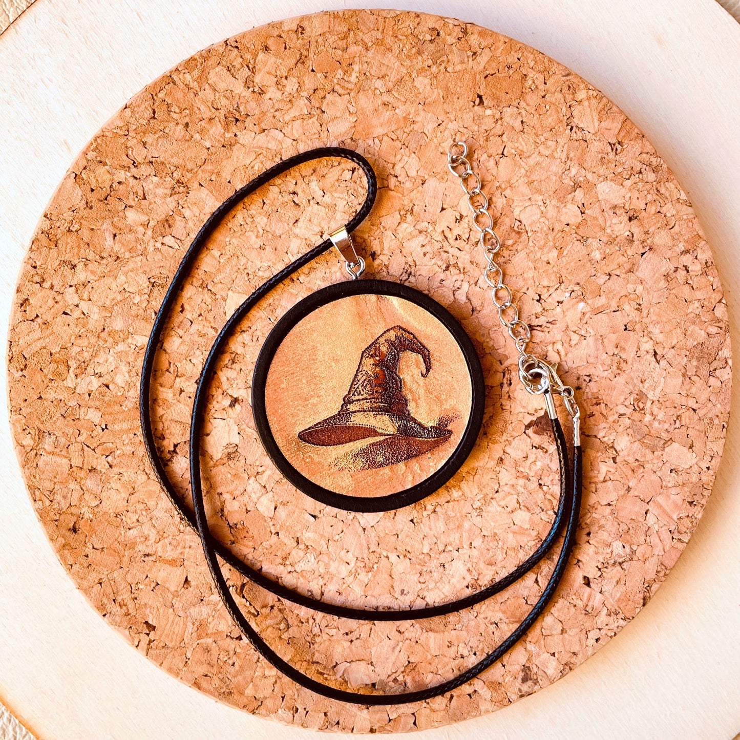 SteamVoyage - medaglioni di protezione magica in legno e cuoio dipinto a mano per giocatori di ruolo