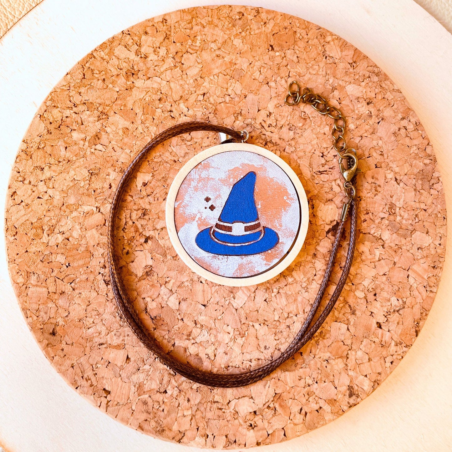 SteamVoyage - medaglioni di protezione magica in legno e cuoio dipinto a mano per giocatori di ruolo