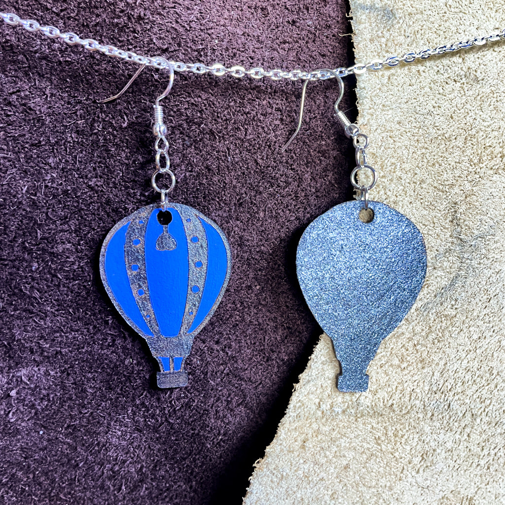 steamvoyage-orecchini in pelle a forma di mongolfiera-blu e argento