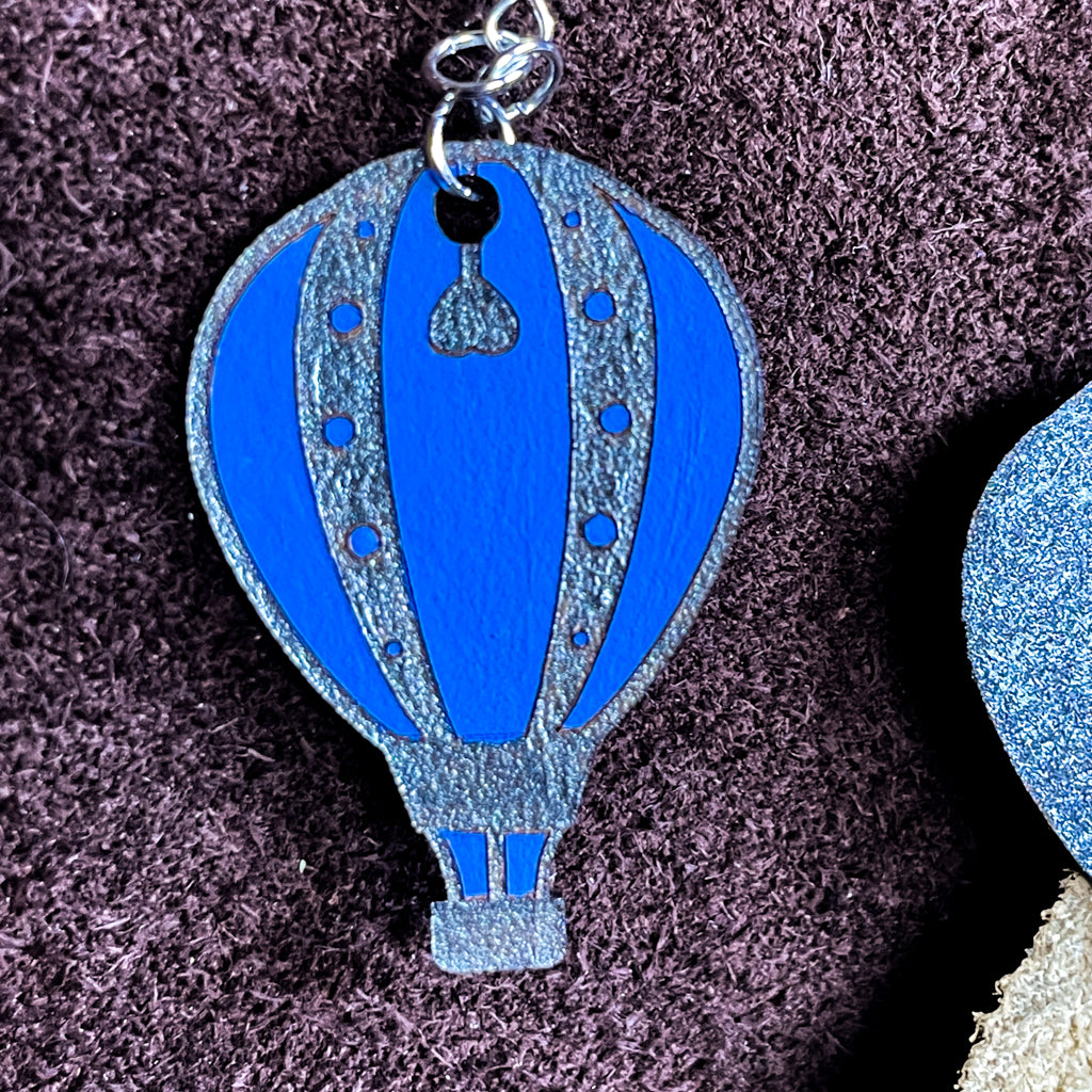 steamvoyage-orecchini in pelle a forma di mongolfiera-blu e argento