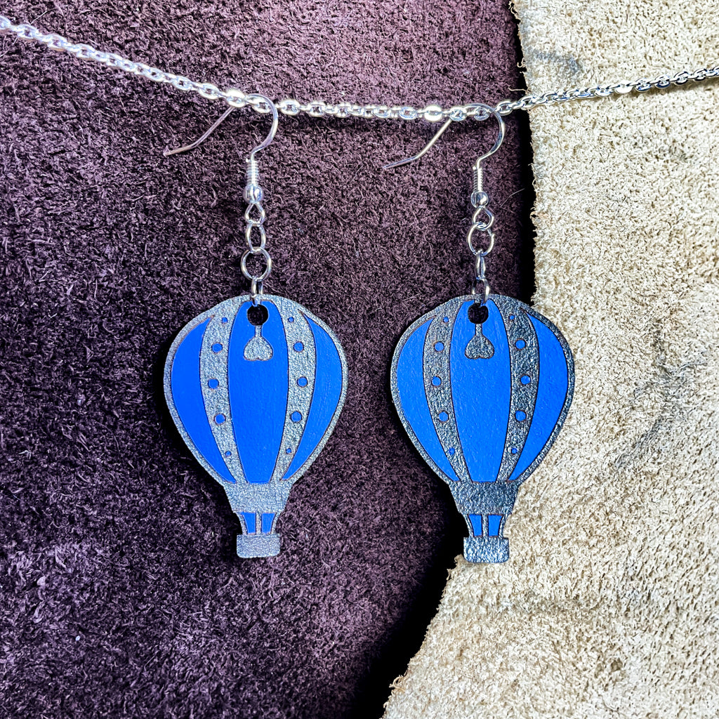 steamvoyage-orecchini in pelle a forma di mongolfiera-blu e argento