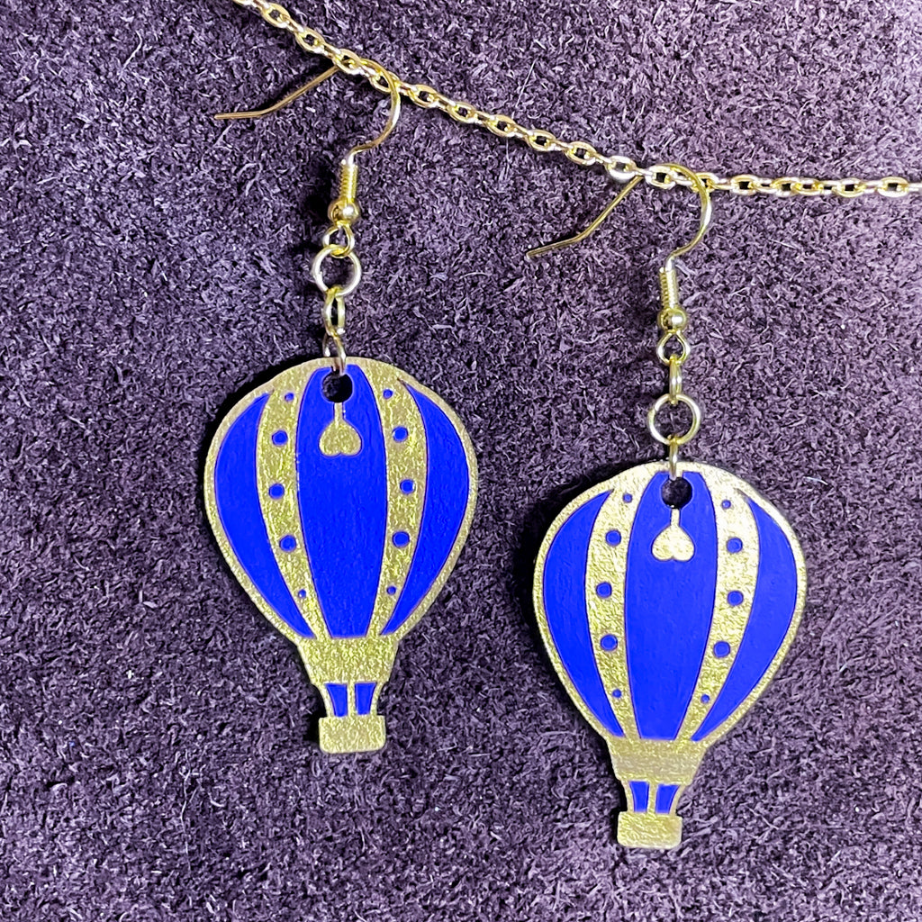 steamvoyage-orecchini in pelle a forma di mongolfiera-blu e oro