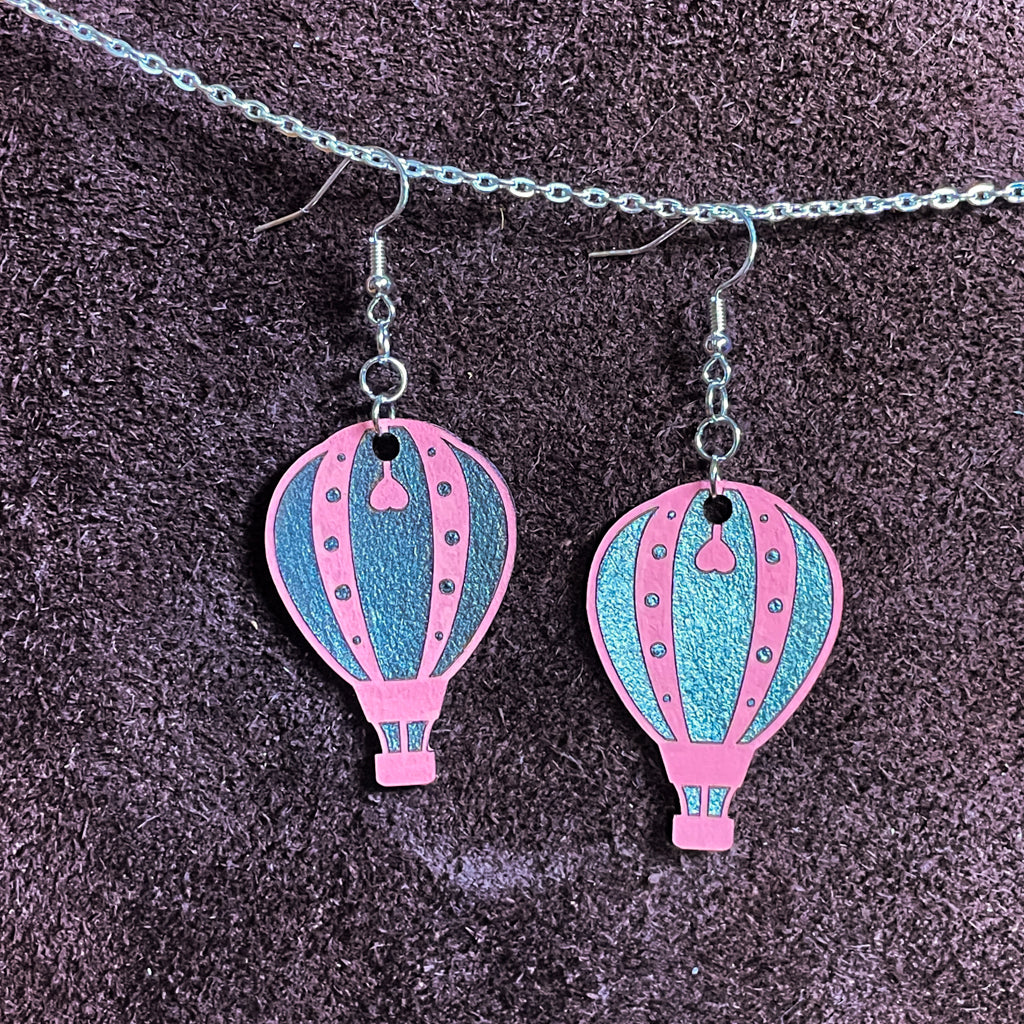 steamvoyage-orecchini in pelle a forma di mongolfiera-grigio e rosa