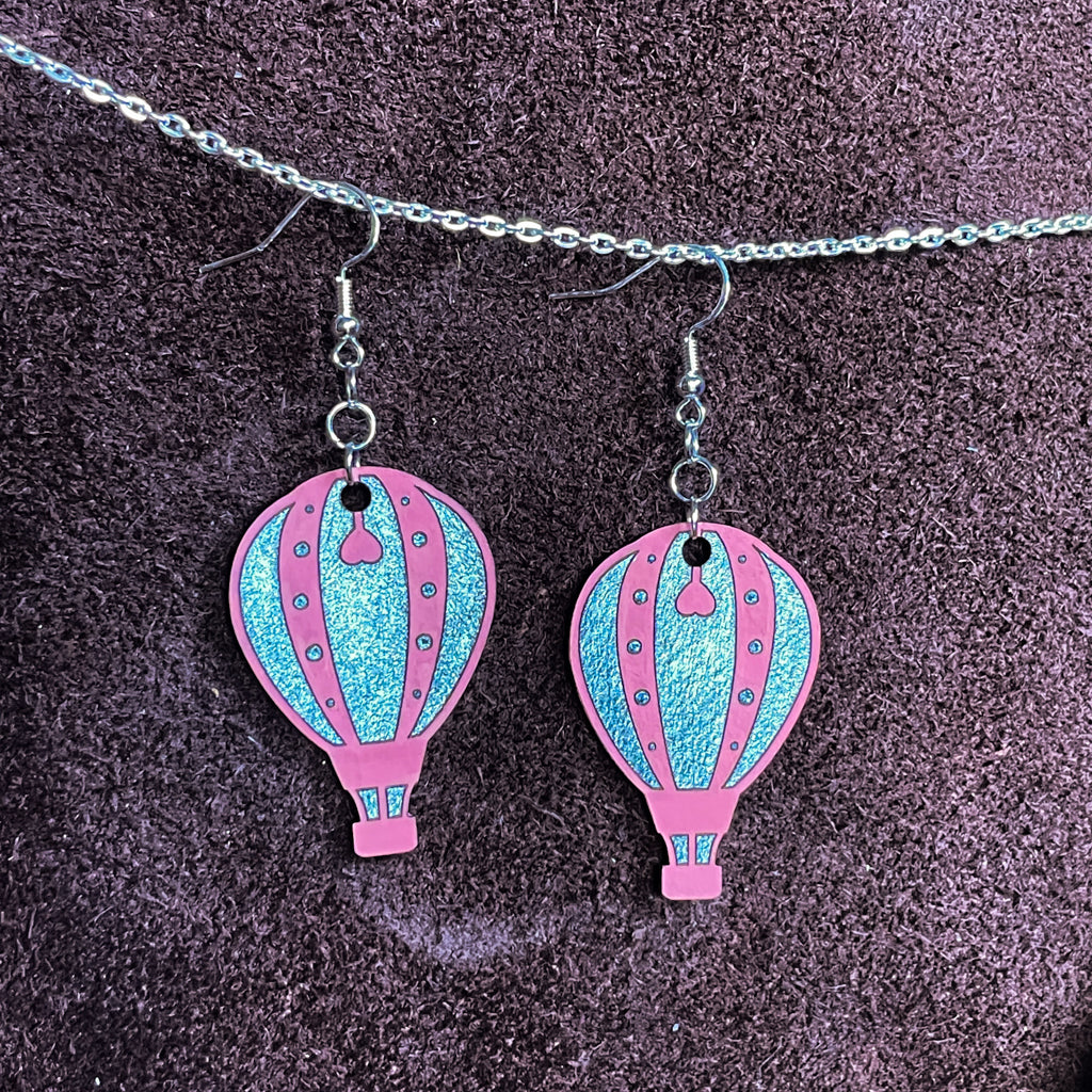steamvoyage-orecchini in pelle a forma di mongolfiera-grigio e rosa