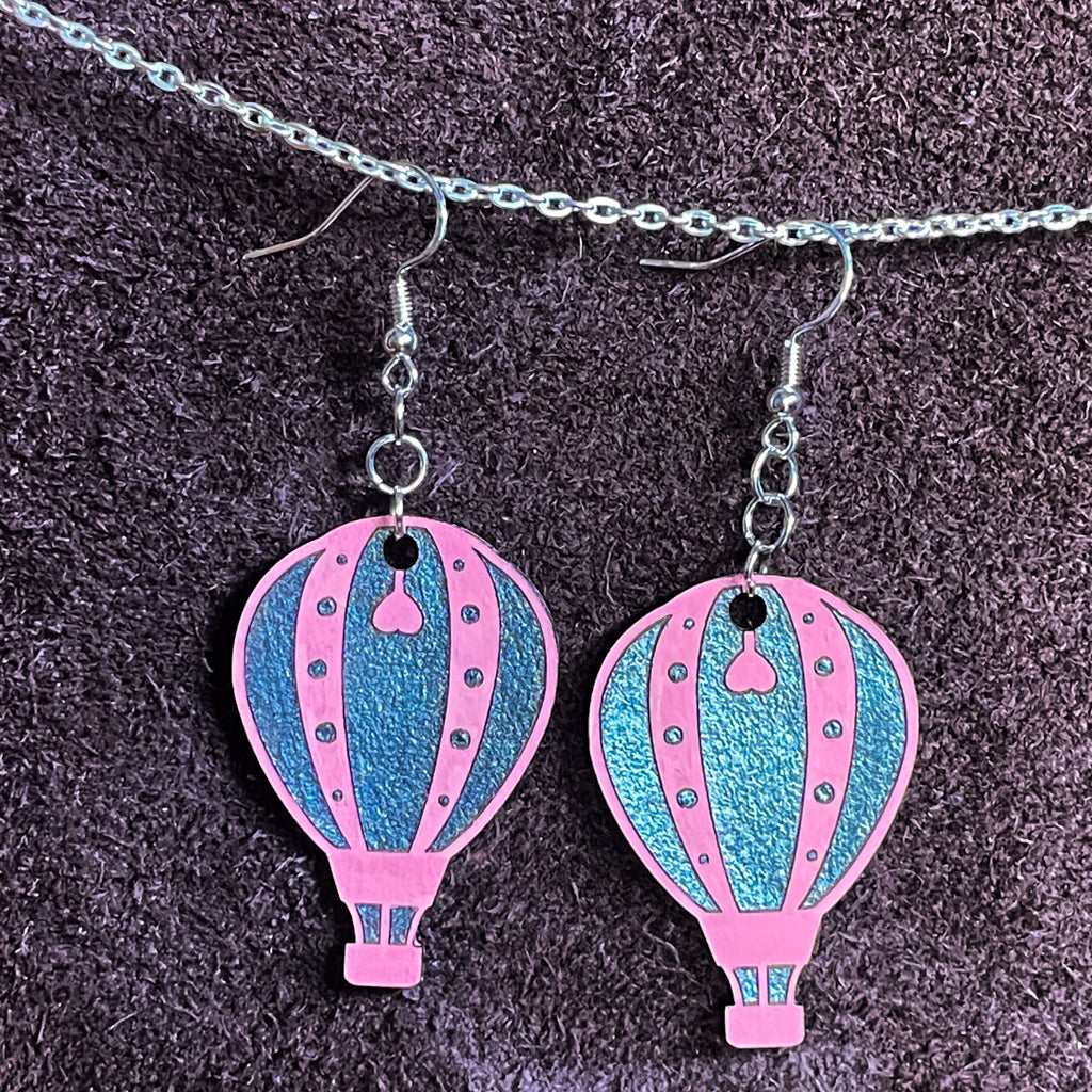 steamvoyage-orecchini in pelle a forma di mongolfiera-grigio e rosa