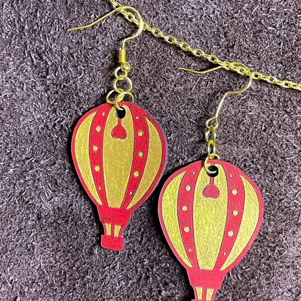 steamvoyage-orecchini in pelle a forma di mongolfiera-rosso e oro