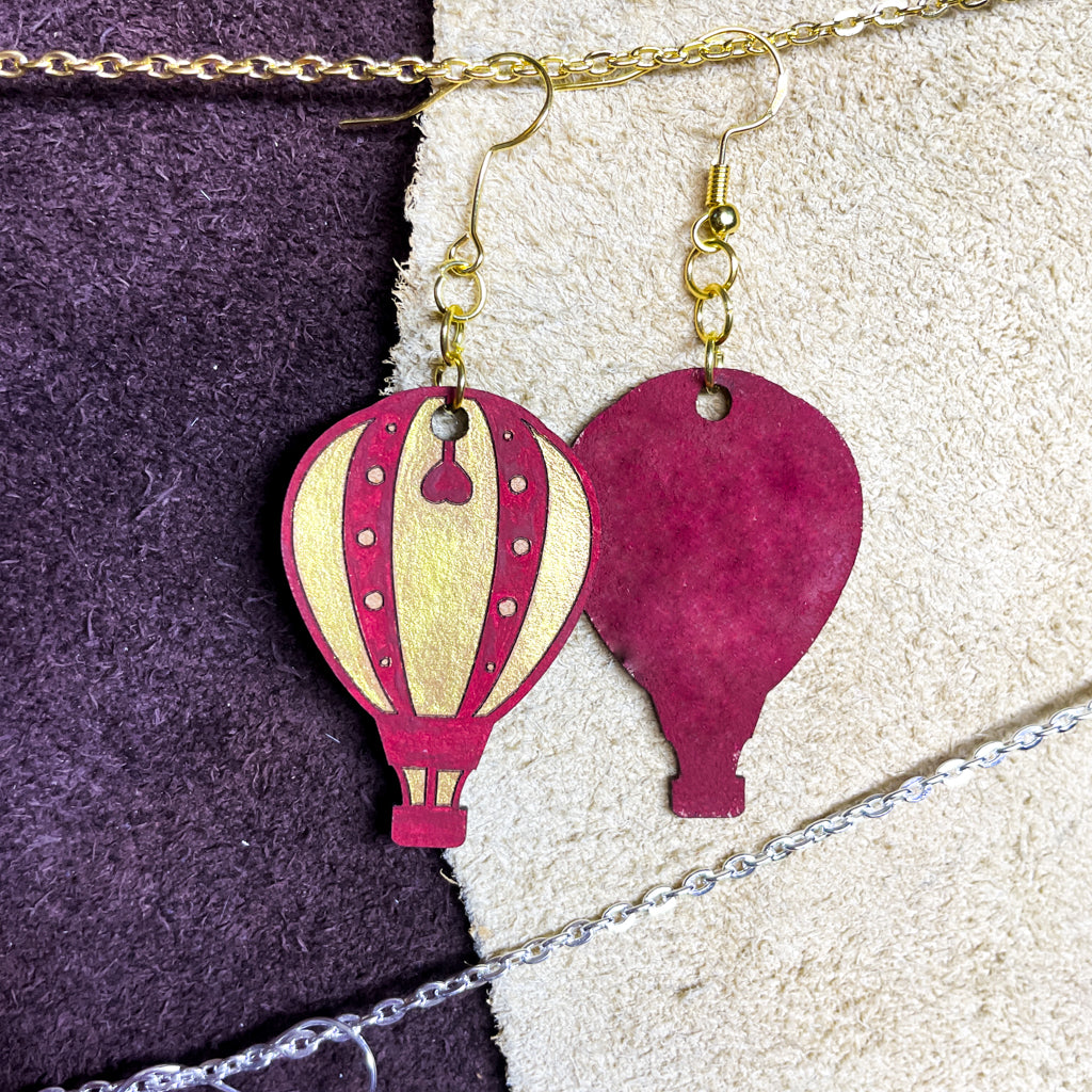 steamvoyage-orecchini in pelle a forma di mongolfiera-rosso e oro