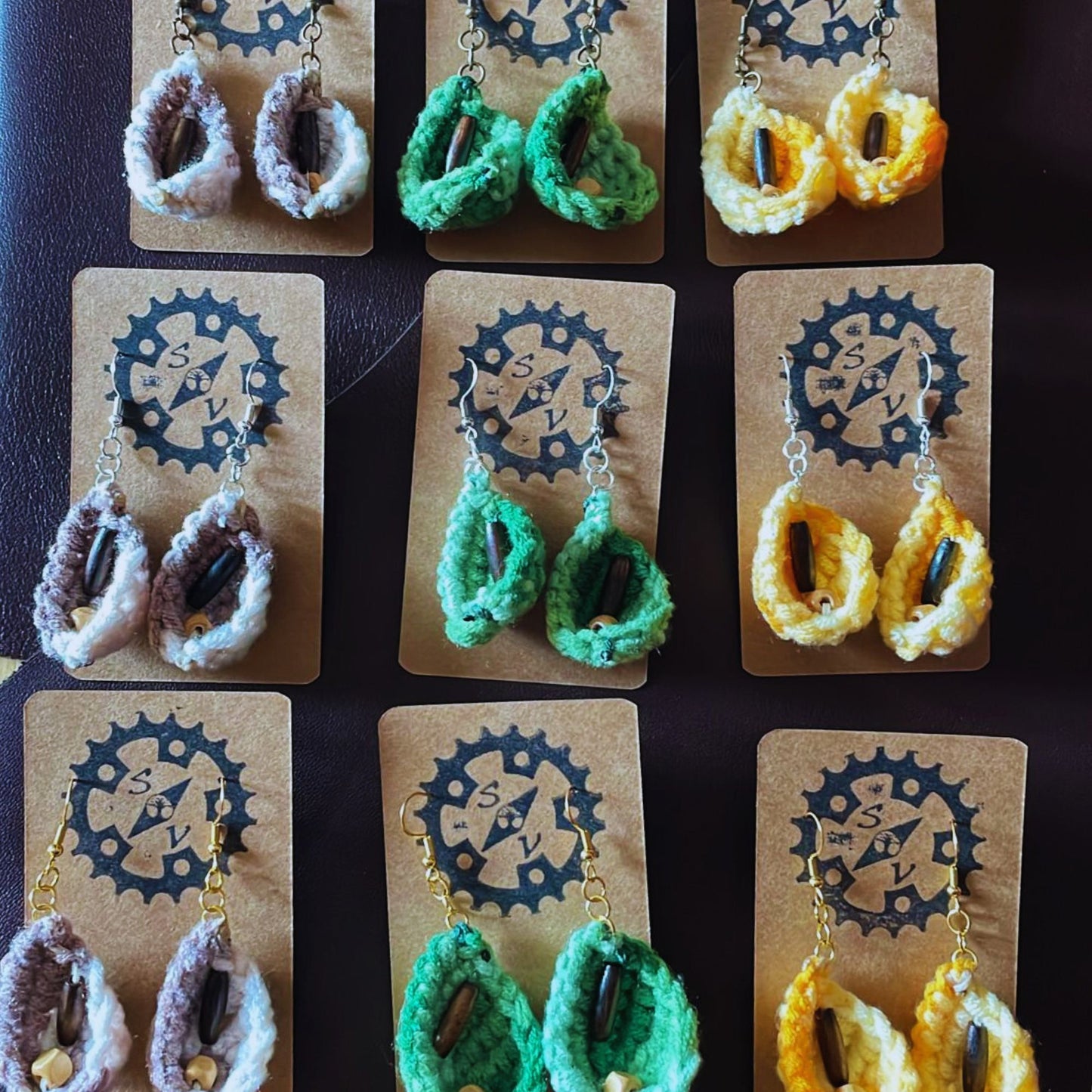 SteamVoyage - orecchini in lana lavorata all'uncinetto a forma di foglia con perline in legno