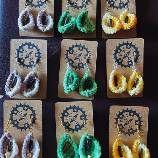 SteamVoyage - orecchini in lana lavorata all'uncinetto a forma di foglia con perline in legno