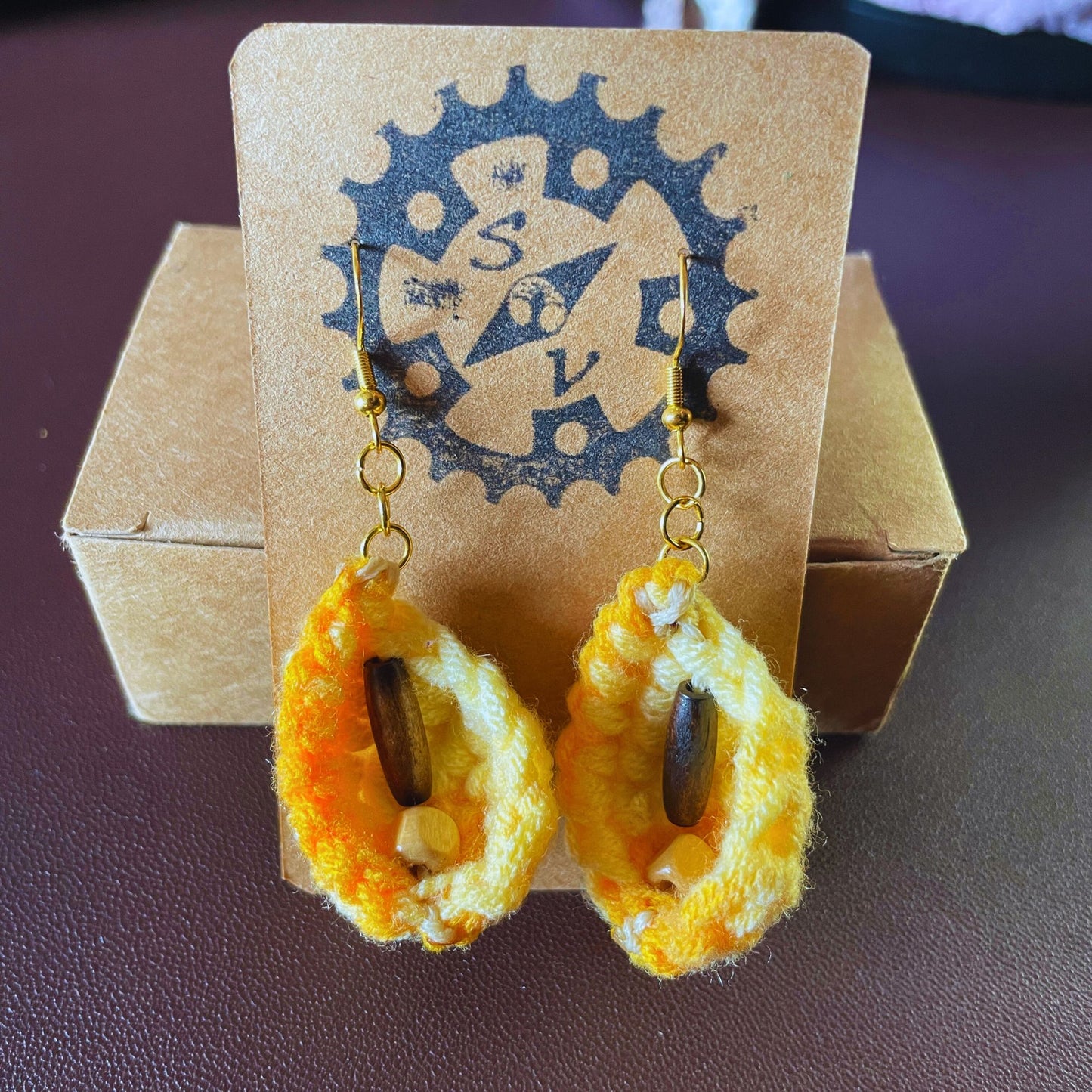 SteamVoyage - orecchini in lana lavorata all'uncinetto a forma di foglia con perline in legno - foglia gialla con minuteria dorata