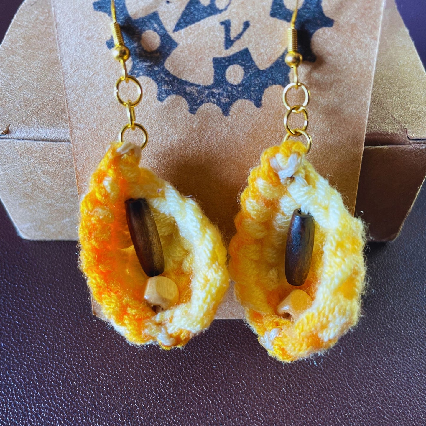 SteamVoyage - orecchini in lana lavorata all'uncinetto a forma di foglia con perline in legno - foglia gialla con minuteria dorata