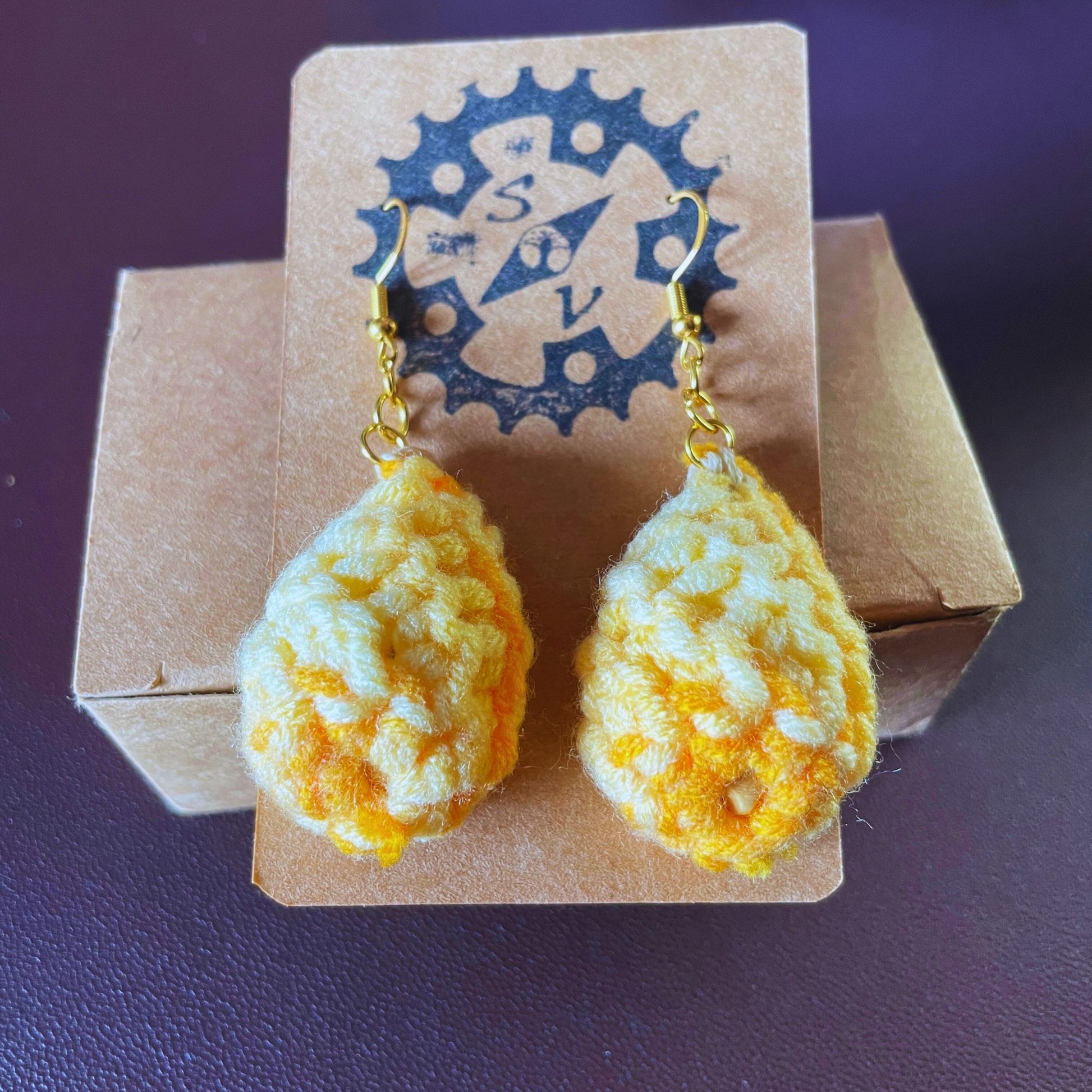 SteamVoyage - orecchini in lana lavorata all'uncinetto a forma di foglia con perline in legno - foglia gialla con minuteria dorata