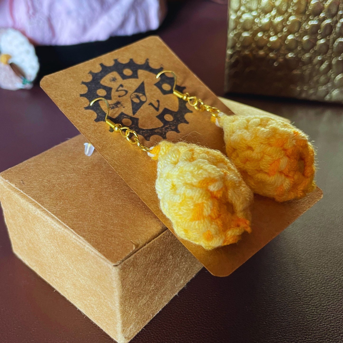 SteamVoyage - orecchini in lana lavorata all'uncinetto a forma di foglia con perline in legno - foglia gialla con minuteria dorata