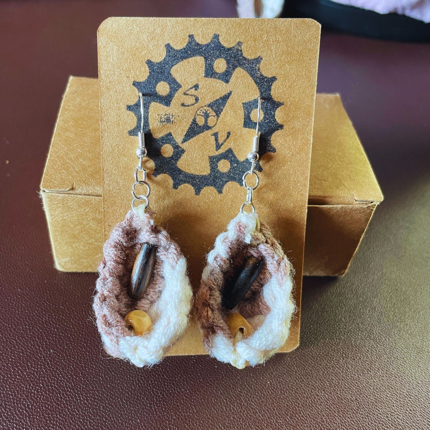 SteamVoyage - orecchini in lana lavorata all'uncinetto a forma di foglia con perline in legno - foglia marrone con minuteria cromata