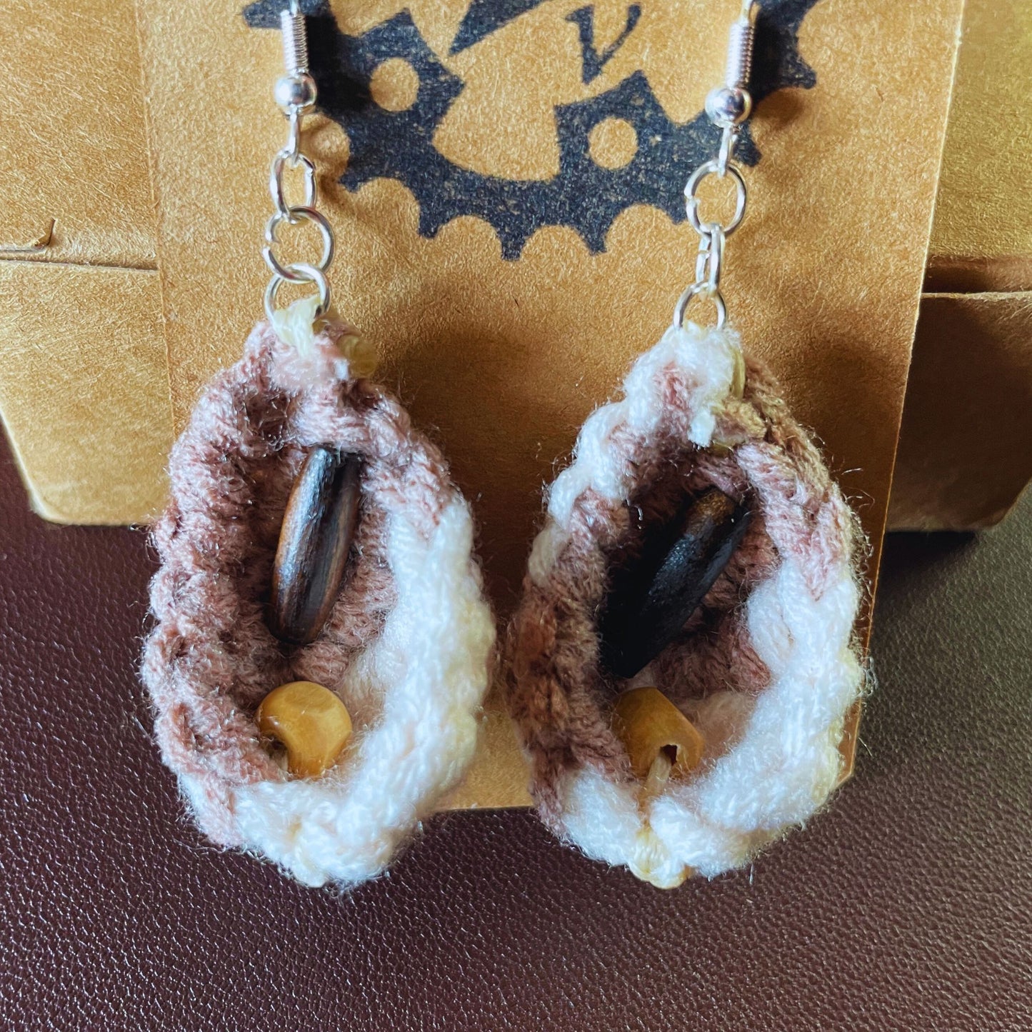 SteamVoyage - orecchini in lana lavorata all'uncinetto a forma di foglia con perline in legno - foglia marrone con minuteria cromata