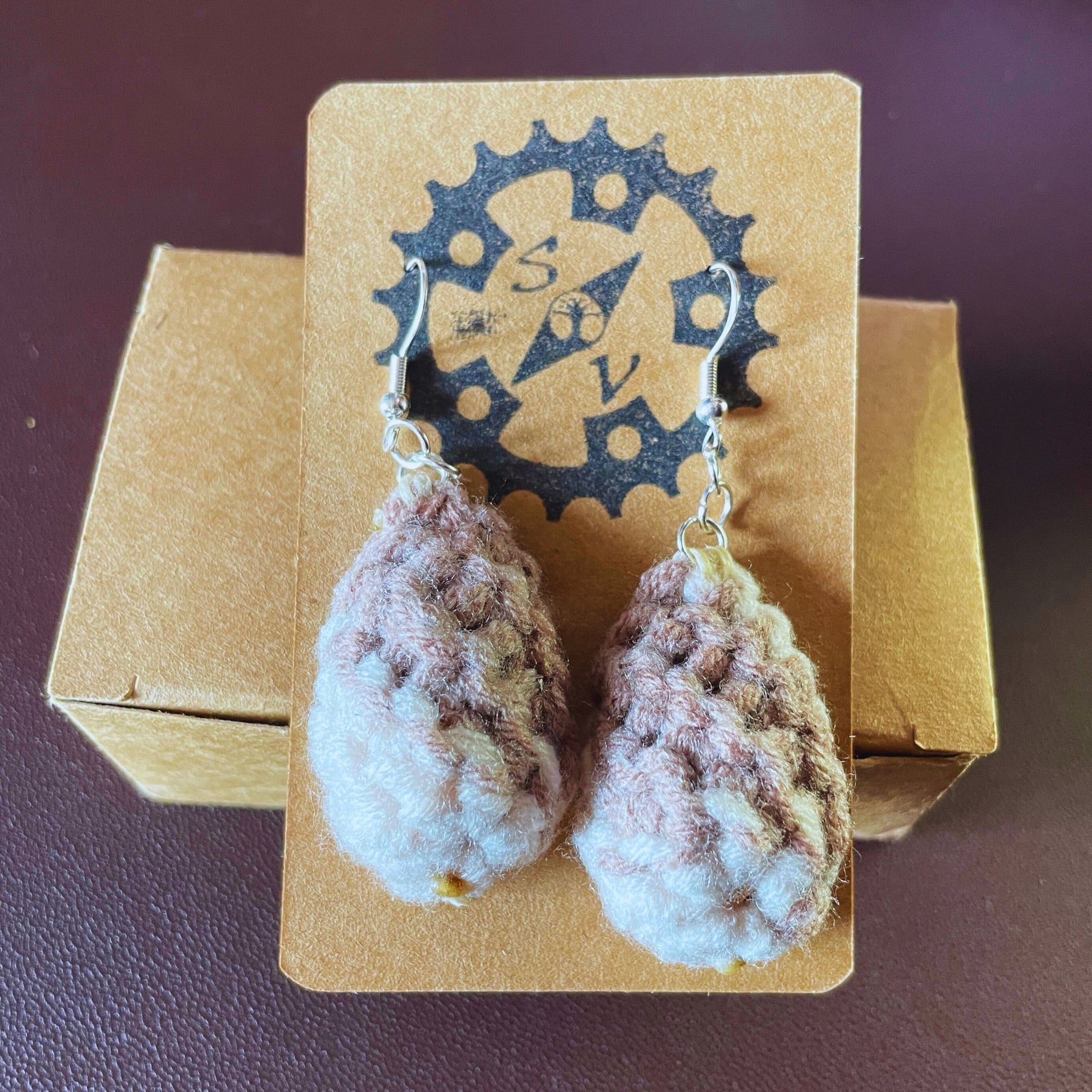 SteamVoyage - orecchini in lana lavorata all'uncinetto a forma di foglia con perline in legno - foglia marrone con minuteria cromata