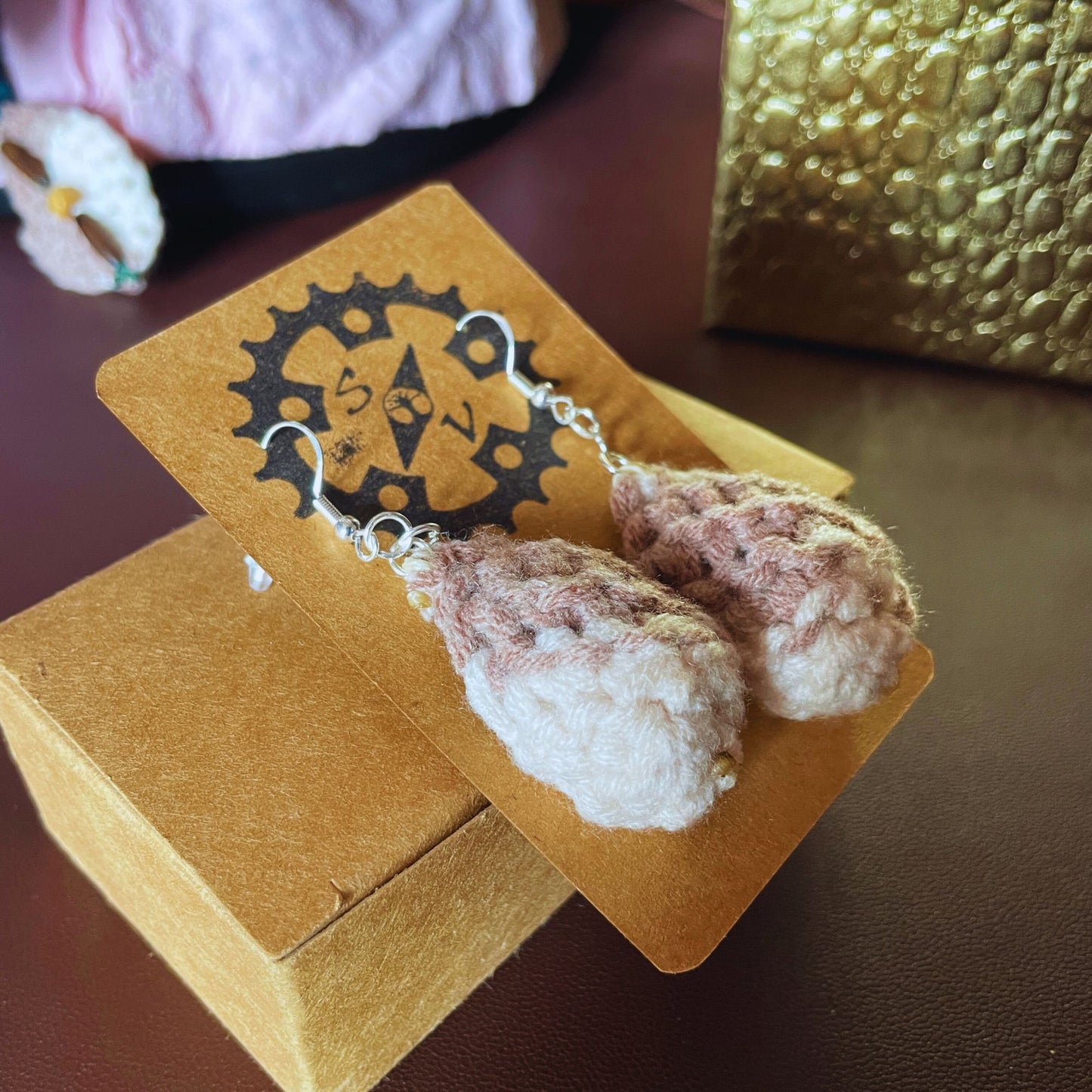 SteamVoyage - orecchini in lana lavorata all'uncinetto a forma di foglia con perline in legno - foglia marrone con minuteria cromata