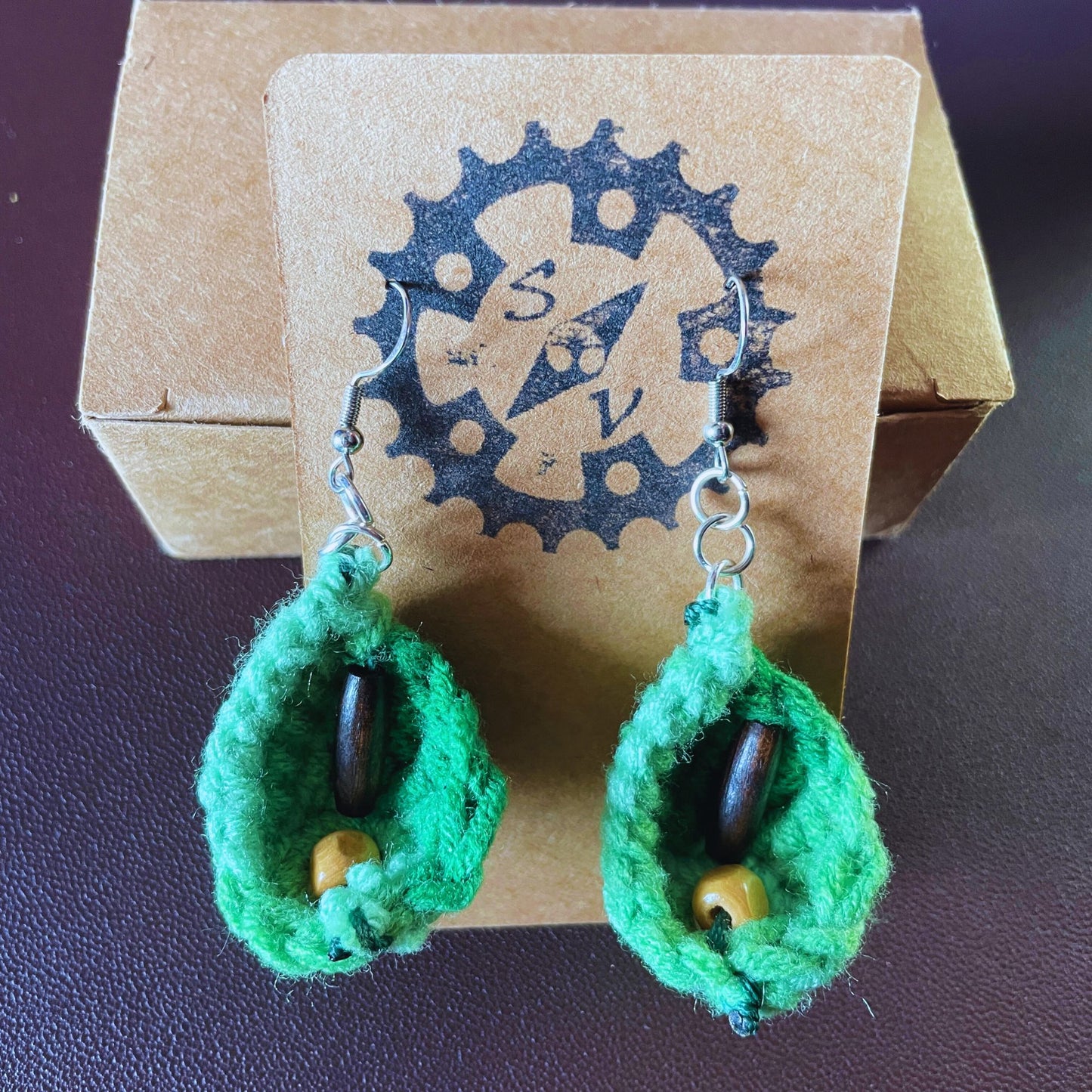 SteamVoyage - orecchini in lana lavorata all'uncinetto a forma di foglia con perline in legno - foglia verde con minuteria cromata