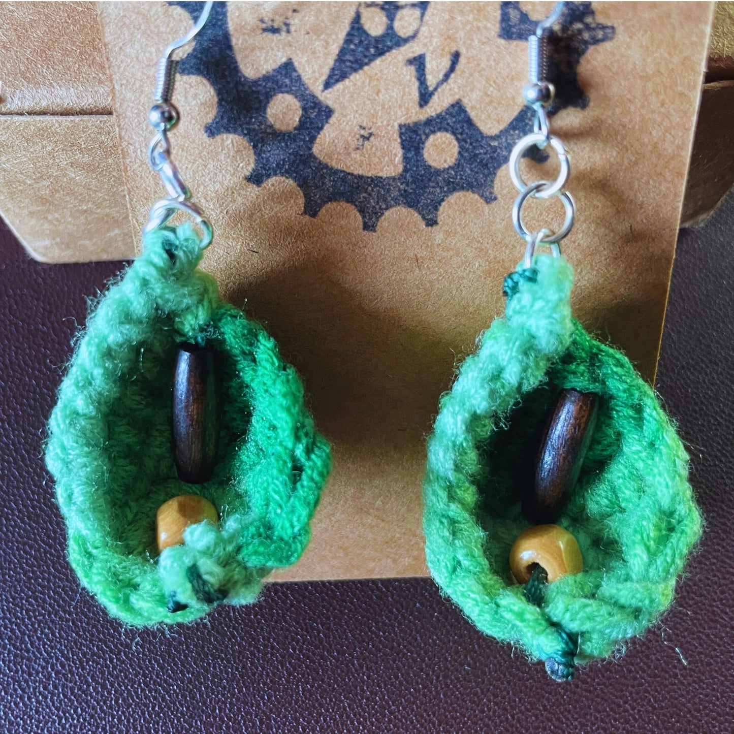 SteamVoyage - orecchini in lana lavorata all'uncinetto a forma di foglia con perline in legno - foglia verde con minuteria cromata