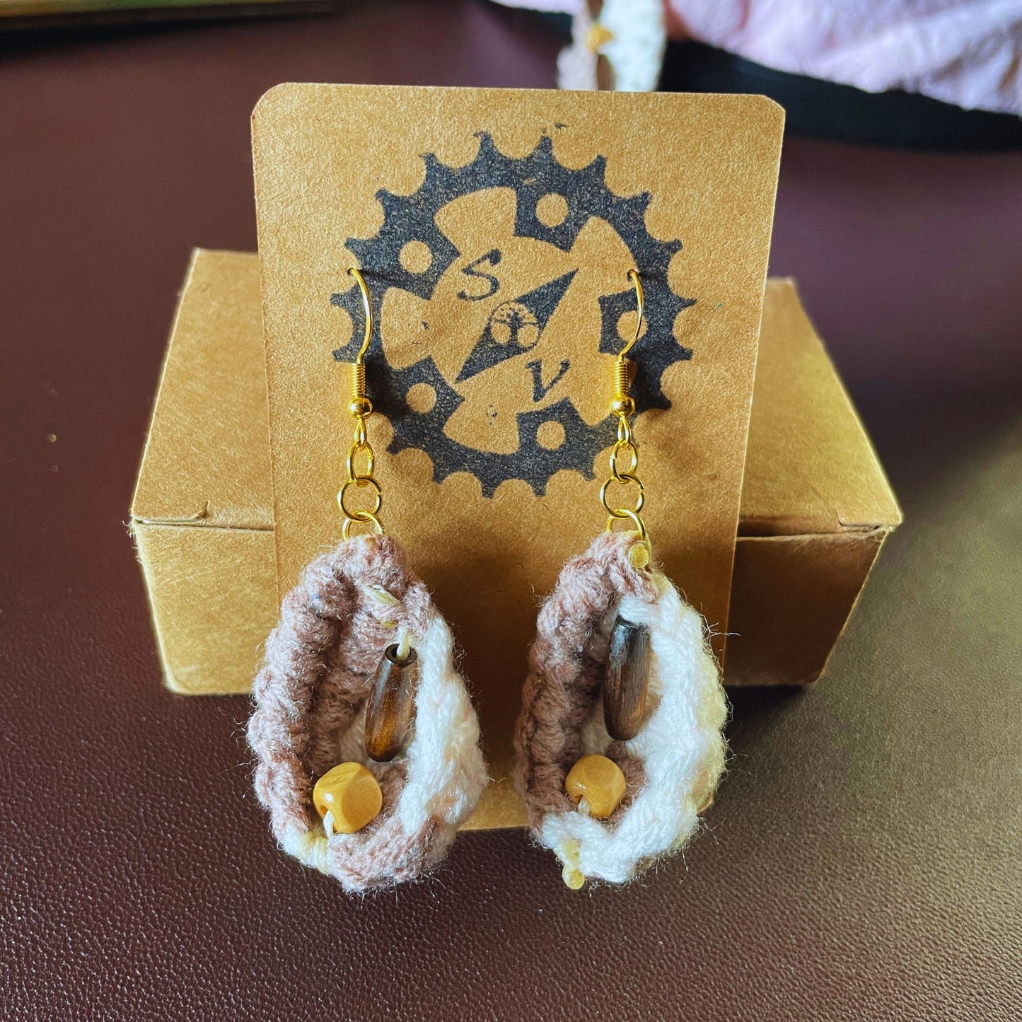 SteamVoyage - orecchini in lana lavorata all'uncinetto a forma di foglia con perline in legno - foglia marrone con minuteria dorata