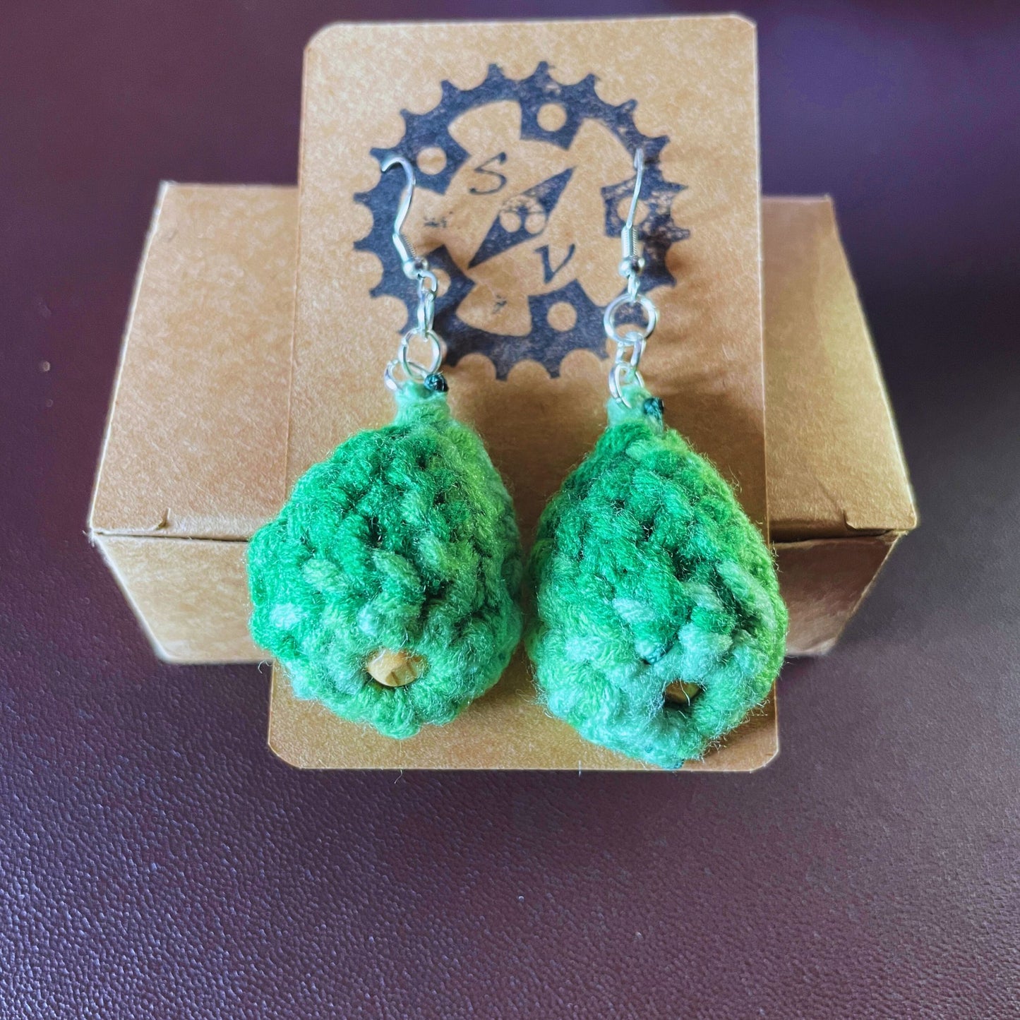 SteamVoyage - orecchini in lana lavorata all'uncinetto a forma di foglia con perline in legno - foglia verde con minuteria cromata