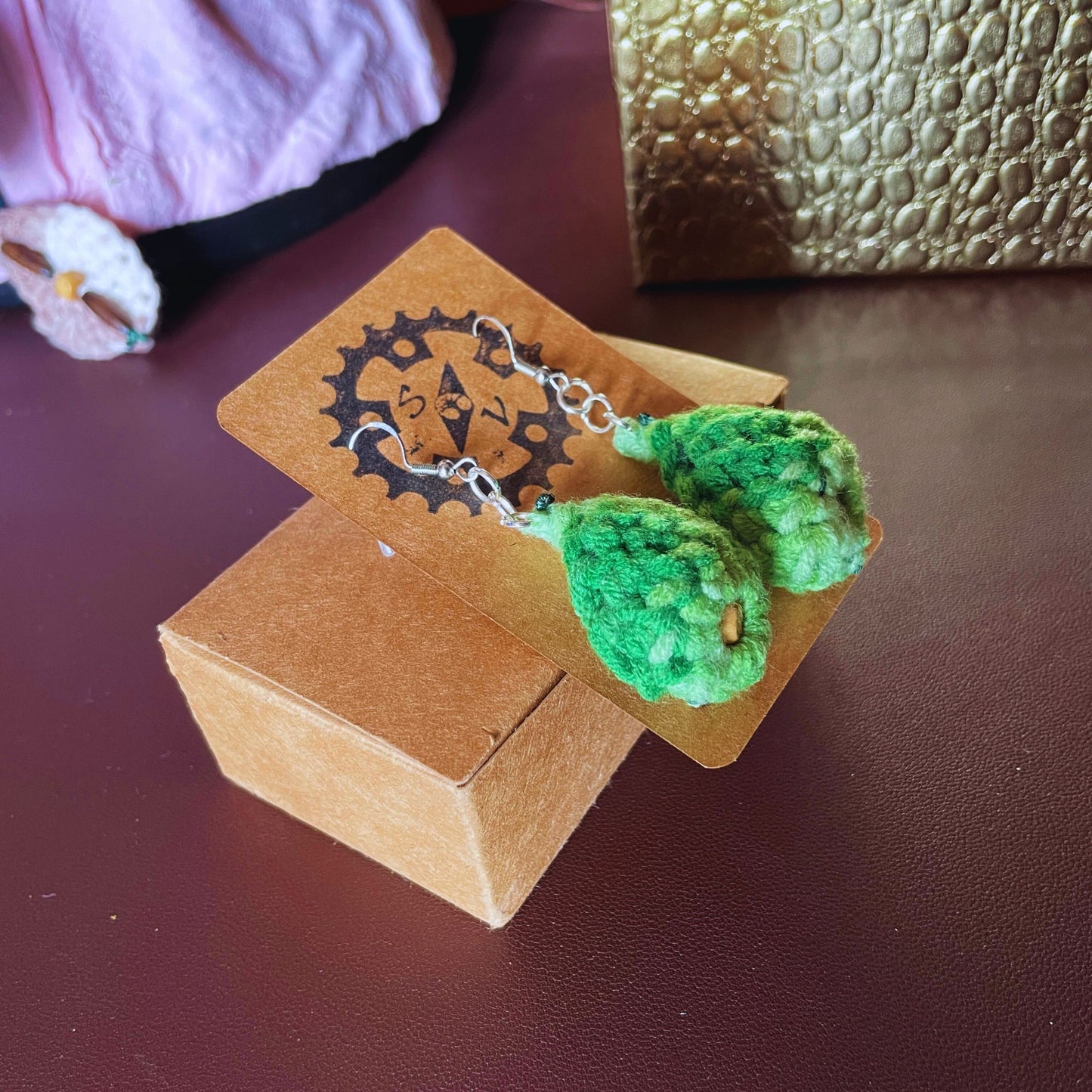 SteamVoyage - orecchini in lana lavorata all'uncinetto a forma di foglia con perline in legno - foglia verde 
con minuteria cromata