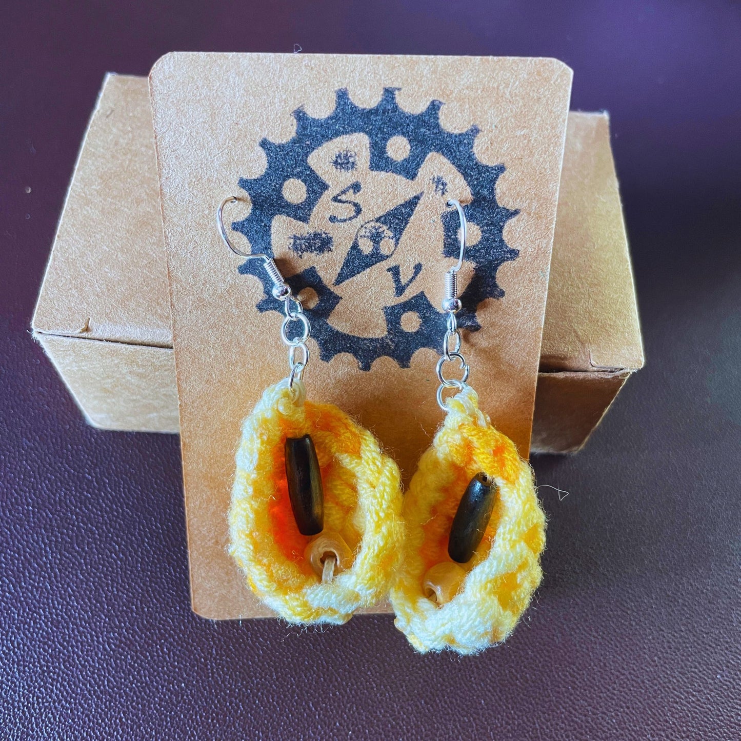 SteamVoyage - orecchini in lana lavorata all'uncinetto a forma di foglia con perline in legno - foglia gialla con minuteria cromata