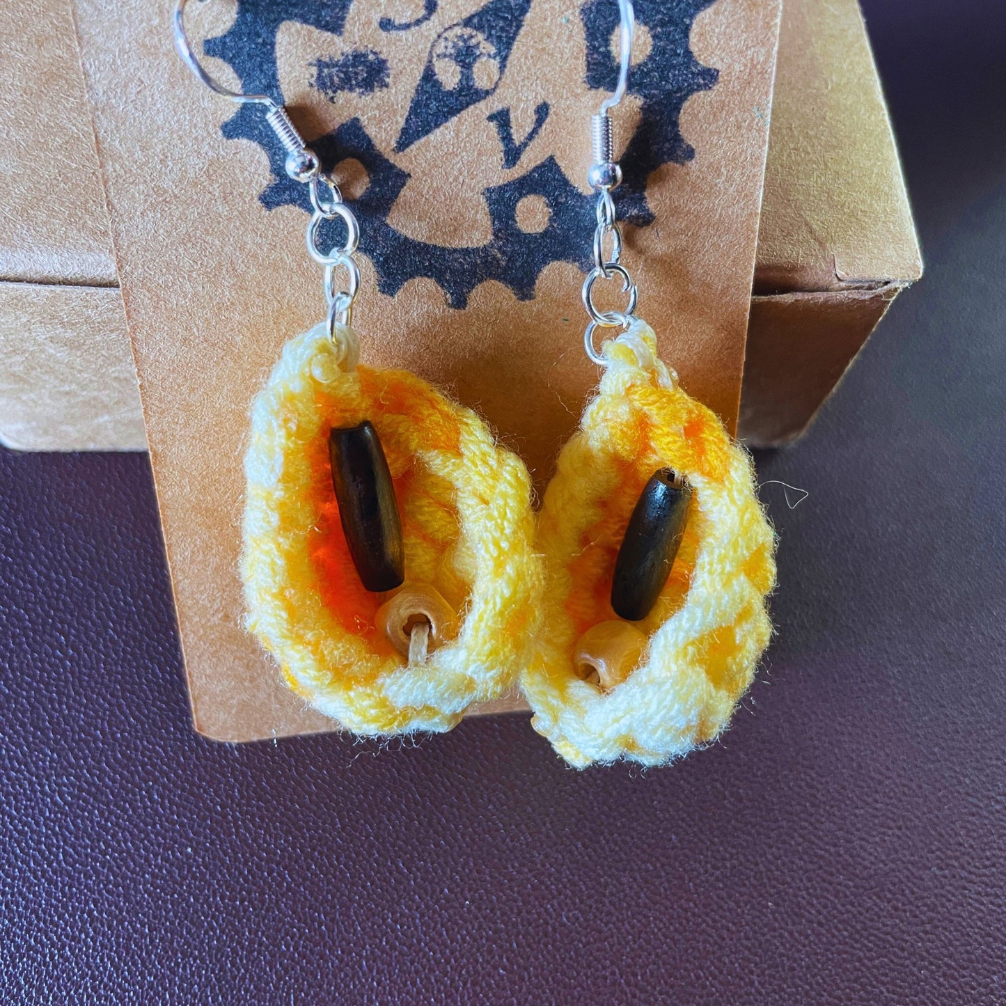 SteamVoyage - orecchini in lana lavorata all'uncinetto a forma di foglia con perline in legno - foglia gialla con minuteria cromata