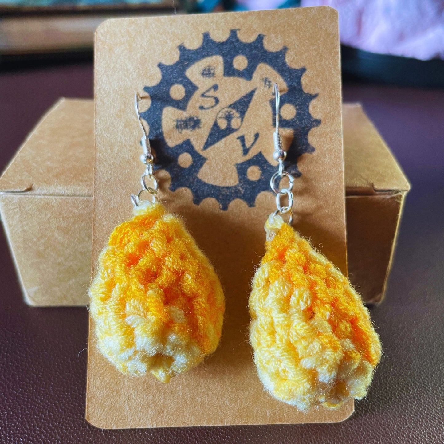 SteamVoyage - orecchini in lana lavorata all'uncinetto a forma di foglia con perline in legno - foglia gialla con minuteria cromata