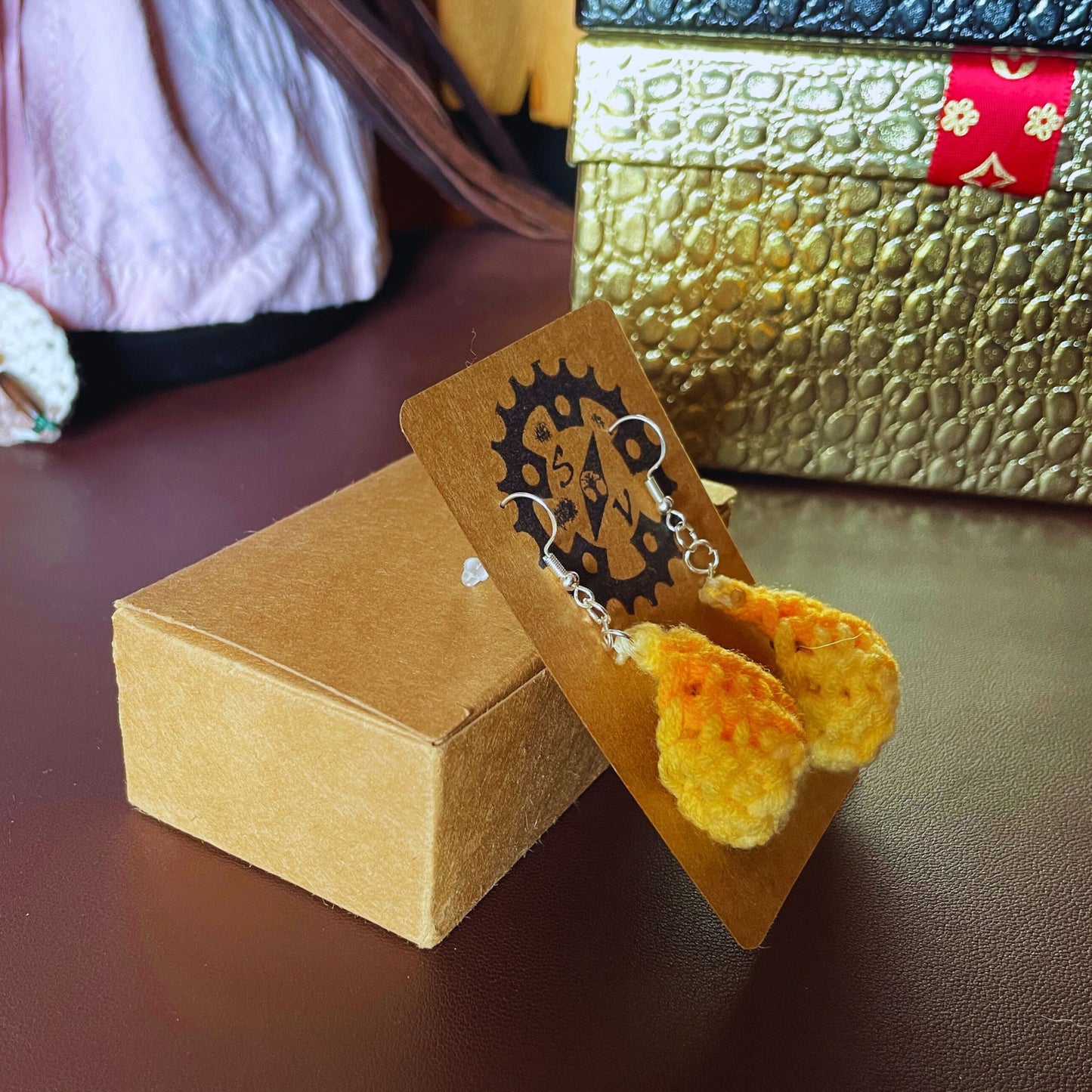 SteamVoyage - orecchini in lana lavorata all'uncinetto a forma di foglia con perline in legno - foglia gialla con minuteria cromata