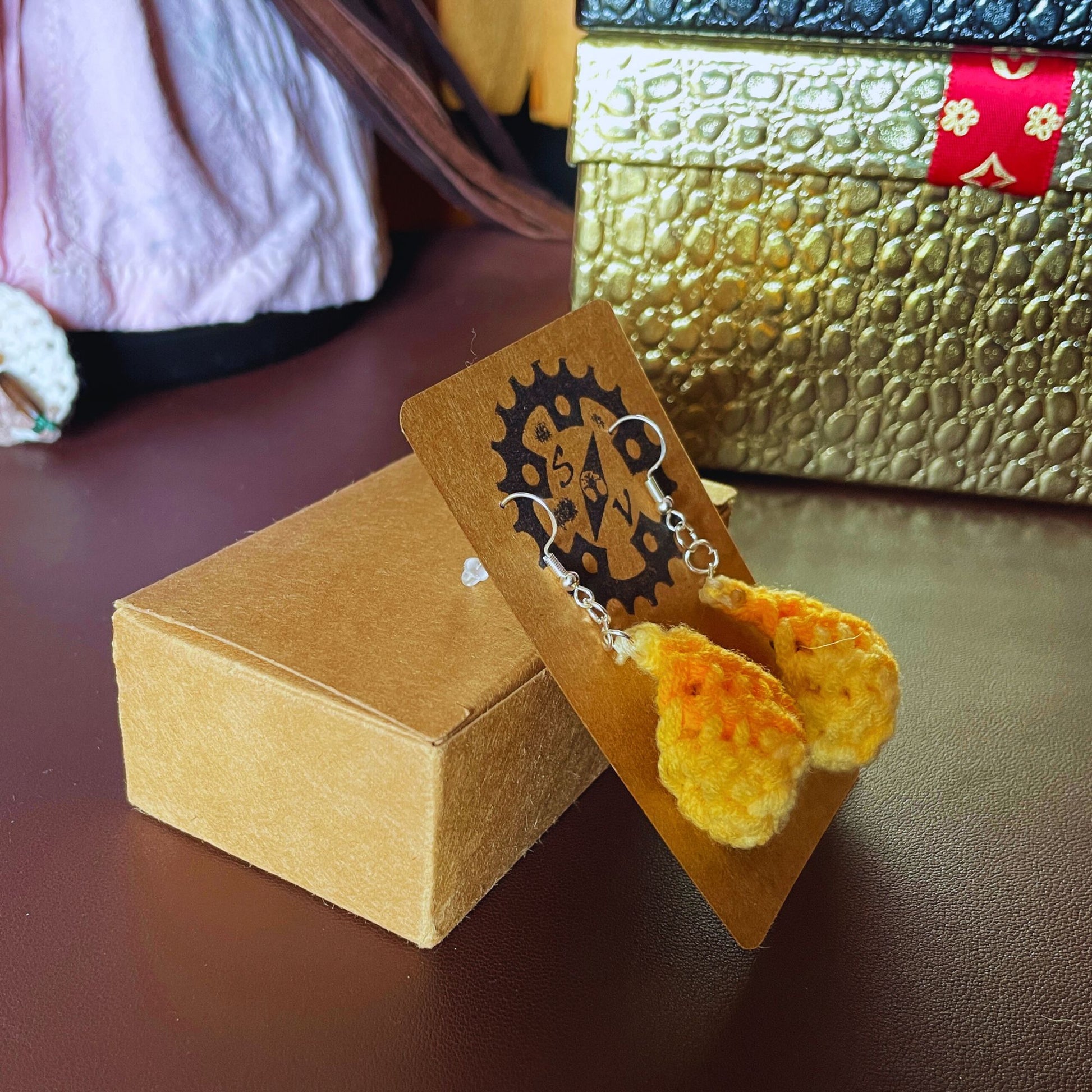 SteamVoyage - orecchini in lana lavorata all'uncinetto a forma di foglia con perline in legno - foglia gialla con minuteria cromata