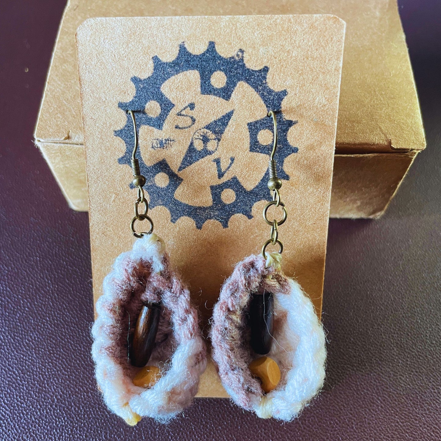 SteamVoyage - orecchini in lana lavorata all'uncinetto a forma di foglia con perline in legno - foglia marrone con minuteria bronzata