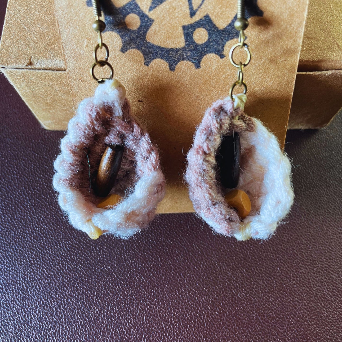 SteamVoyage - orecchini in lana lavorata all'uncinetto a forma di foglia con perline in legno - foglia marrone con minuteria bronzata