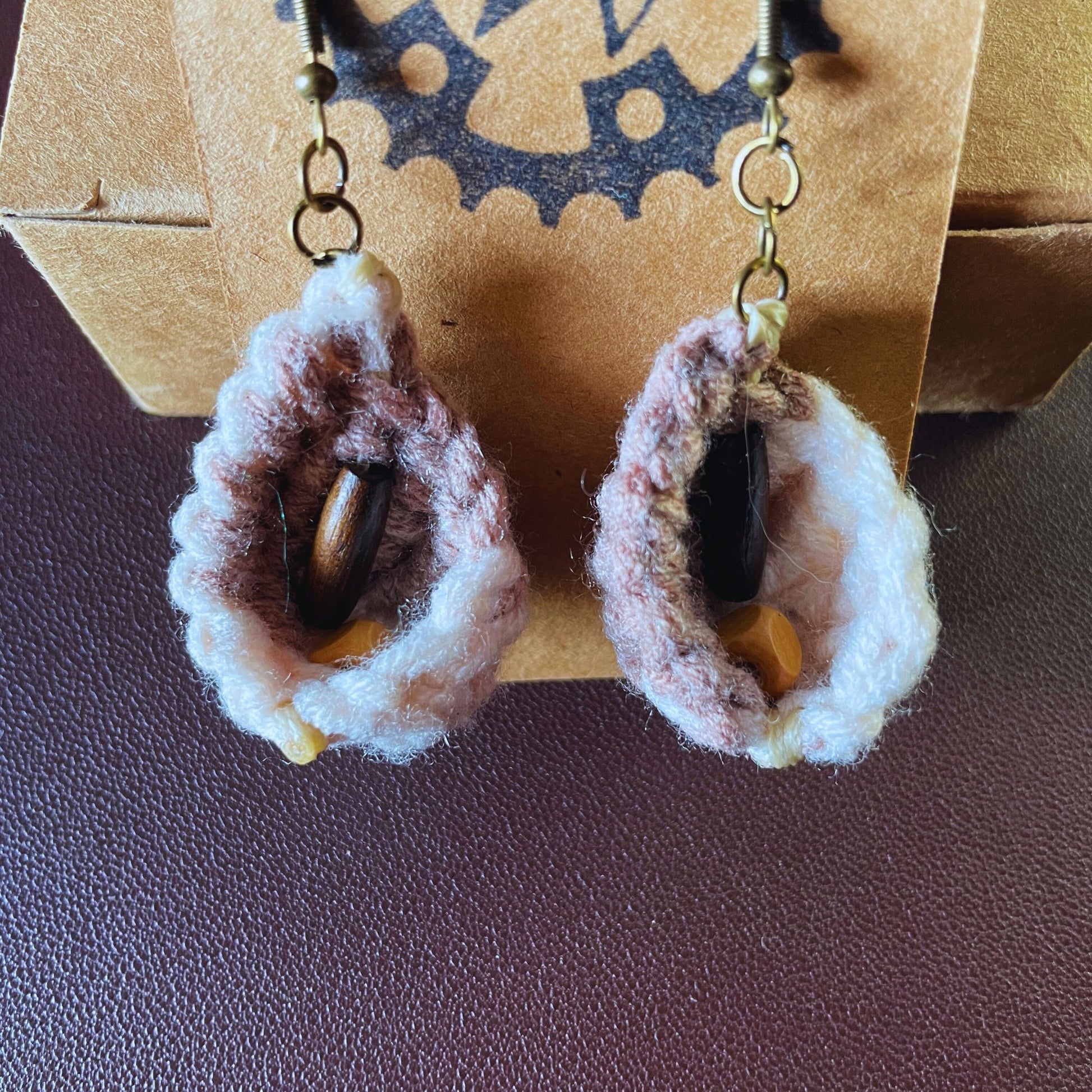 SteamVoyage - orecchini in lana lavorata all'uncinetto a forma di foglia con perline in legno - foglia marrone con minuteria bronzata