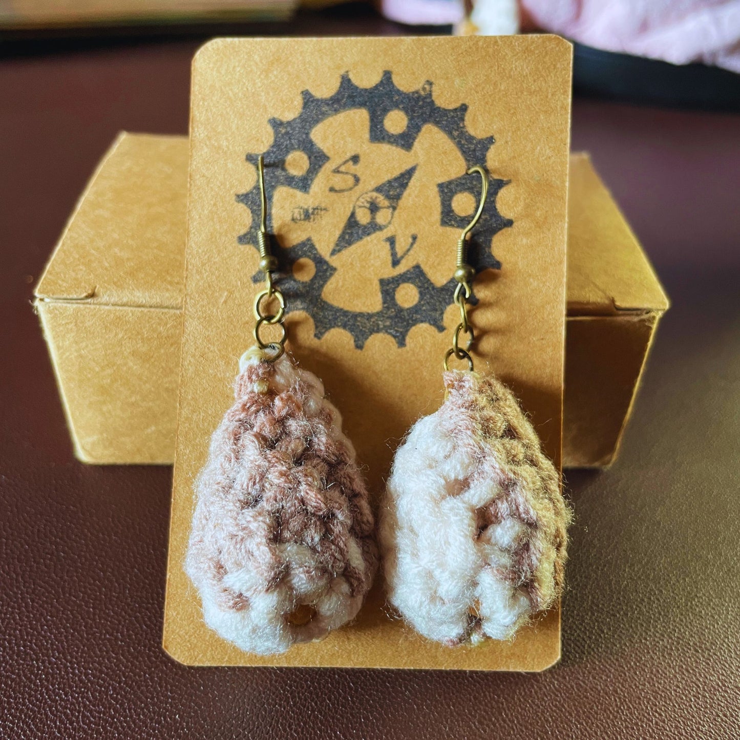 SteamVoyage - orecchini in lana lavorata all'uncinetto a forma di foglia con perline in legno - foglia marrone con minuteria bronzata