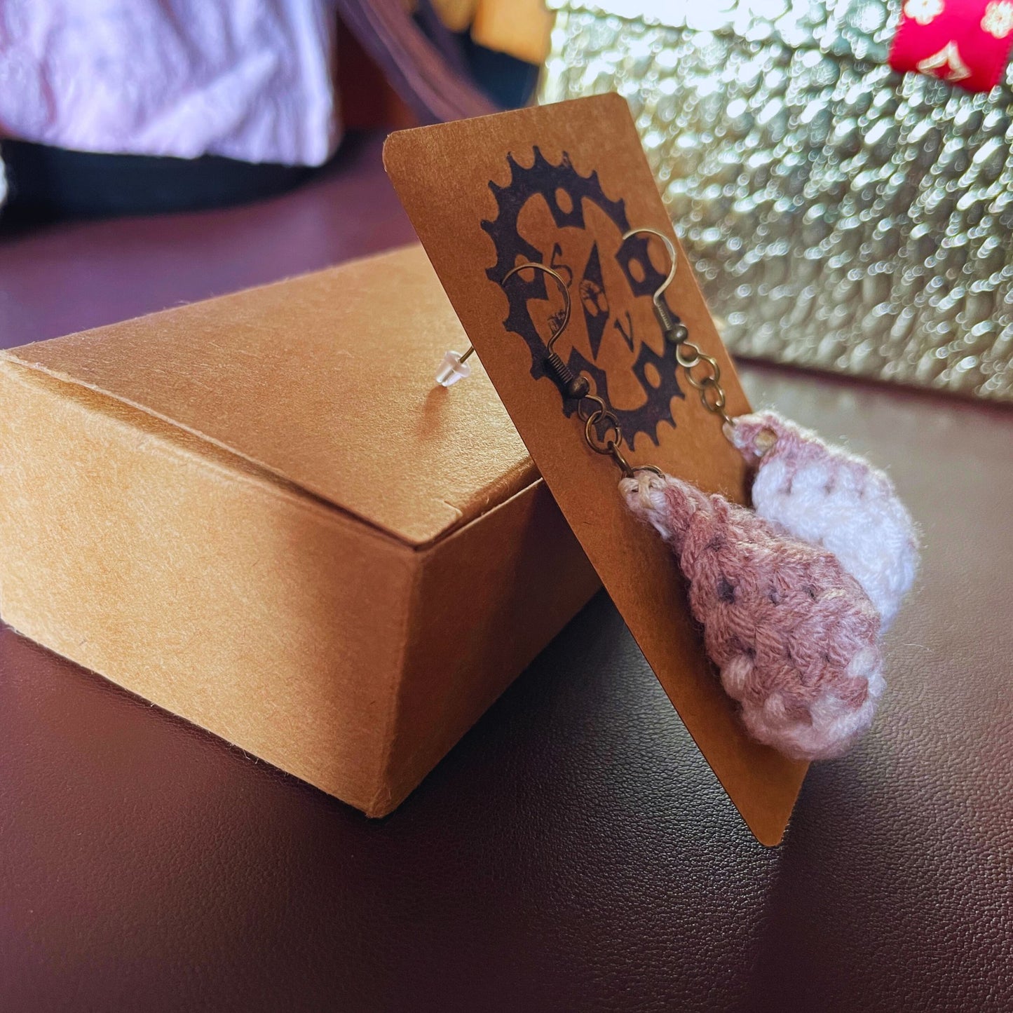 SteamVoyage - orecchini in lana lavorata all'uncinetto a forma di foglia con perline in legno - foglia marrone con minuteria bronzata