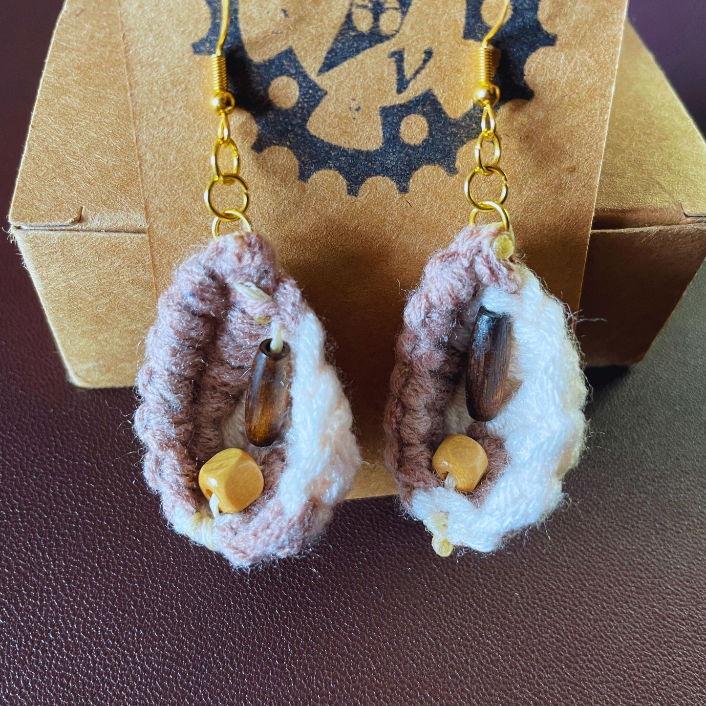 SteamVoyage - orecchini in lana lavorata all'uncinetto a forma di foglia con perline in legno - foglia marrone con minuteria dorata