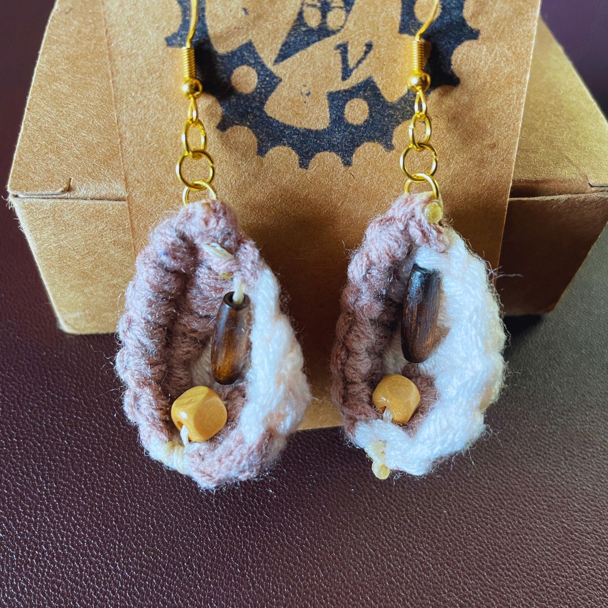 SteamVoyage - orecchini in lana lavorata all'uncinetto a forma di foglia con perline in legno - foglia marrone con minuteria dorata