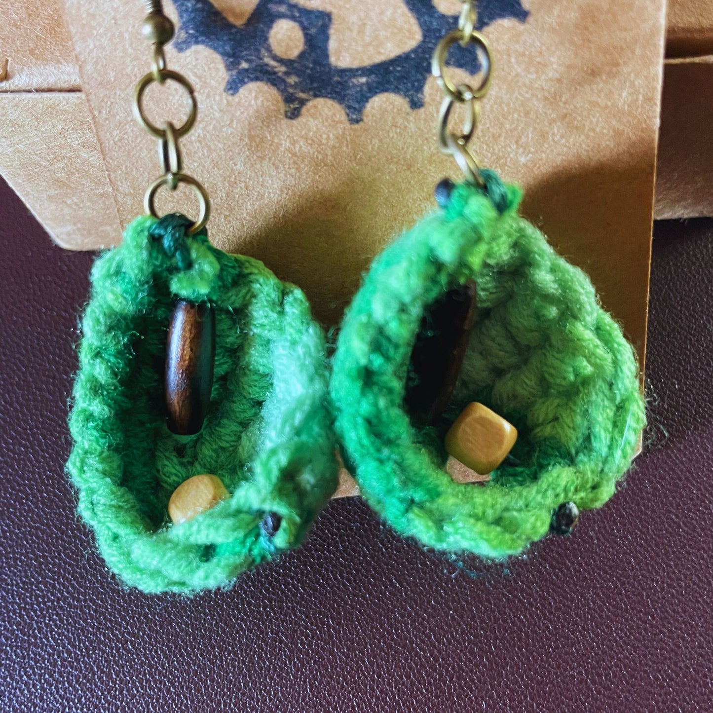 SteamVoyage - orecchini in lana lavorata all'uncinetto a forma di foglia con perline in legno - foglia verde con minuteria bronzata