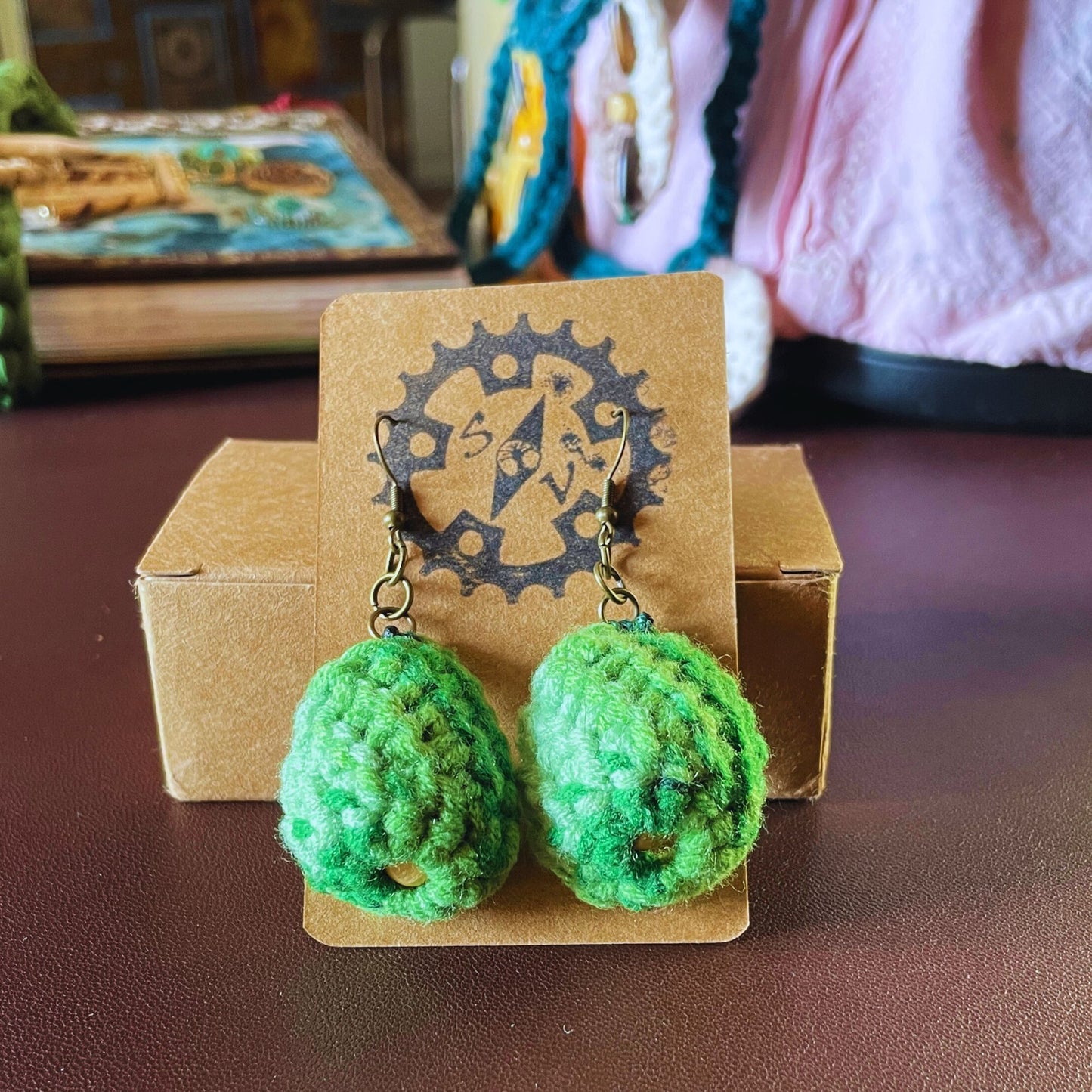 SteamVoyage - orecchini in lana lavorata all'uncinetto a forma di foglia con perline in legno - foglia verde con minuteria bronzata