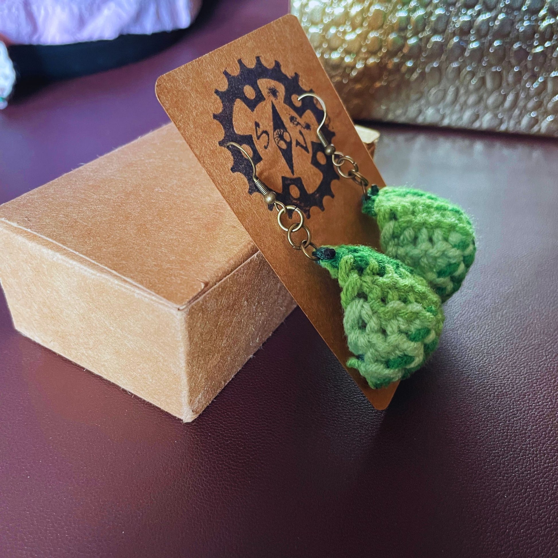 SteamVoyage - orecchini in lana lavorata all'uncinetto a forma di foglia con perline in legno - foglia verde con minuteria bronzata