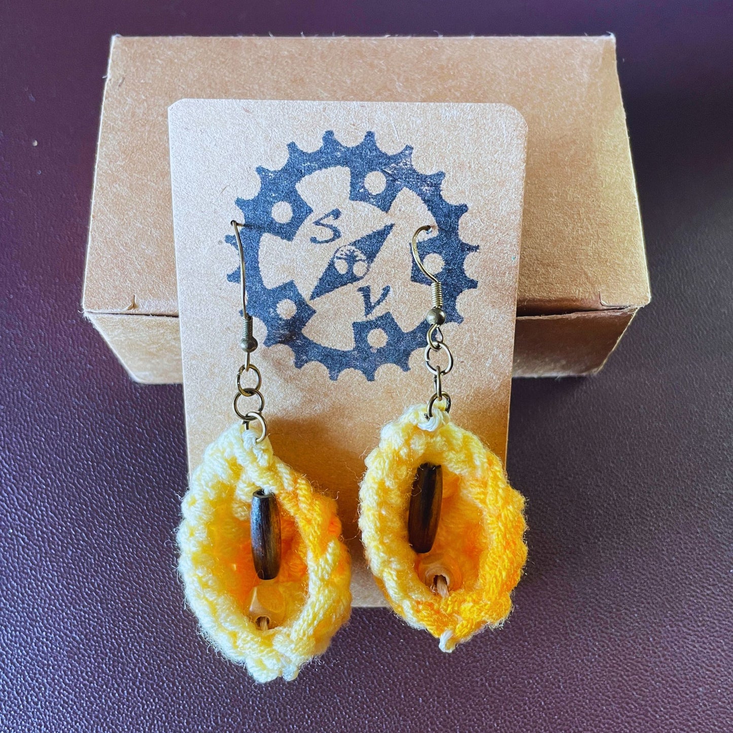 SteamVoyage - orecchini in lana lavorata all'uncinetto a forma di foglia con perline in legno - foglia gialla con minuteria bronzata