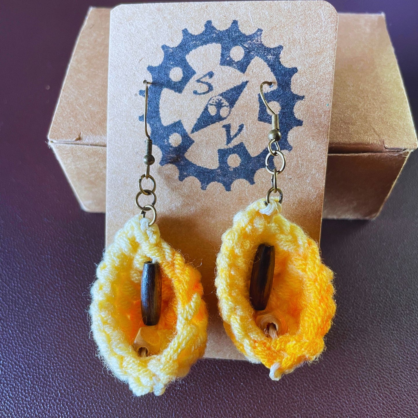 SteamVoyage - orecchini in lana lavorata all'uncinetto a forma di foglia con perline in legno - foglia gialla con minuteria bronzata