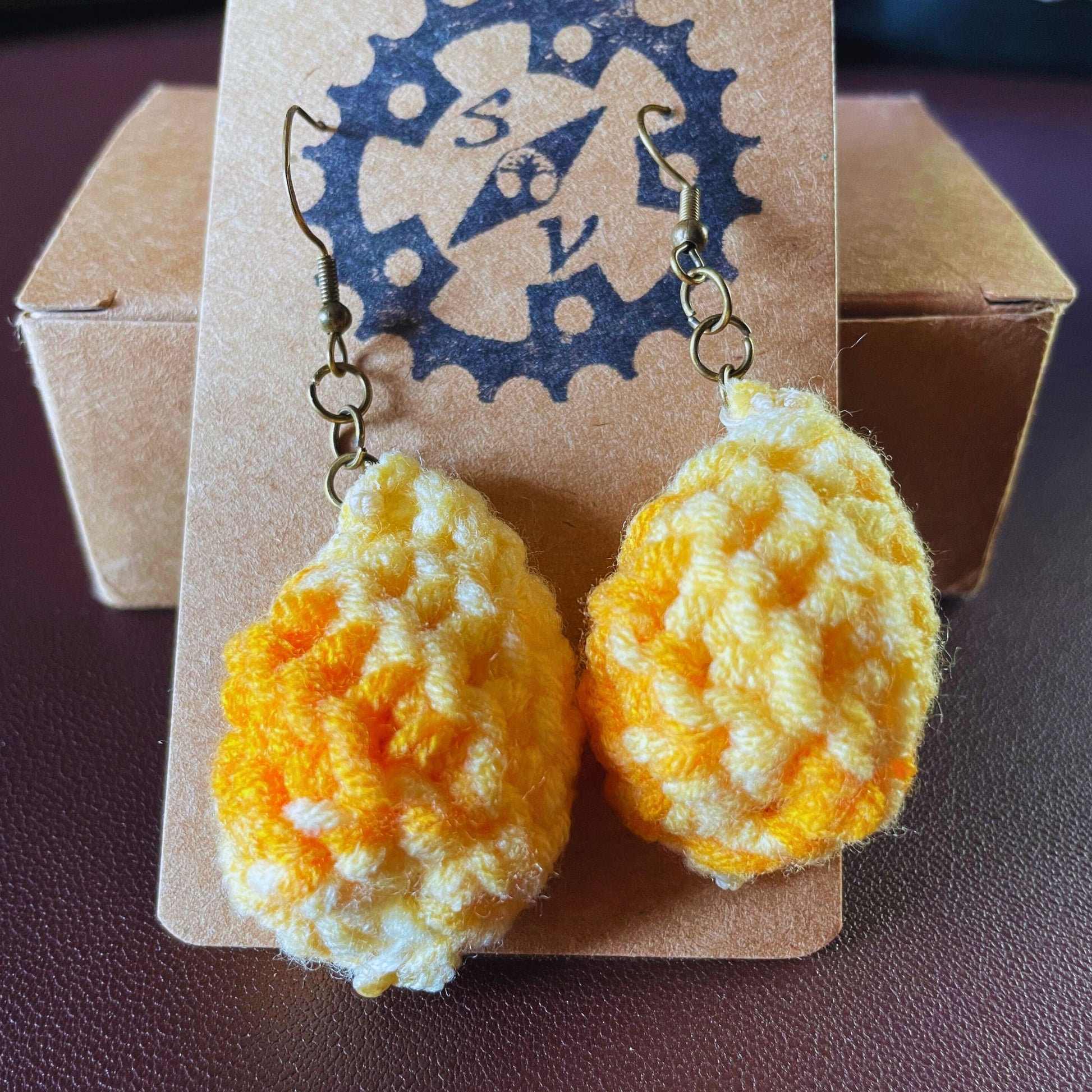 SteamVoyage - orecchini in lana lavorata all'uncinetto a forma di foglia con perline in legno - foglia gialla con minuteria bronzata