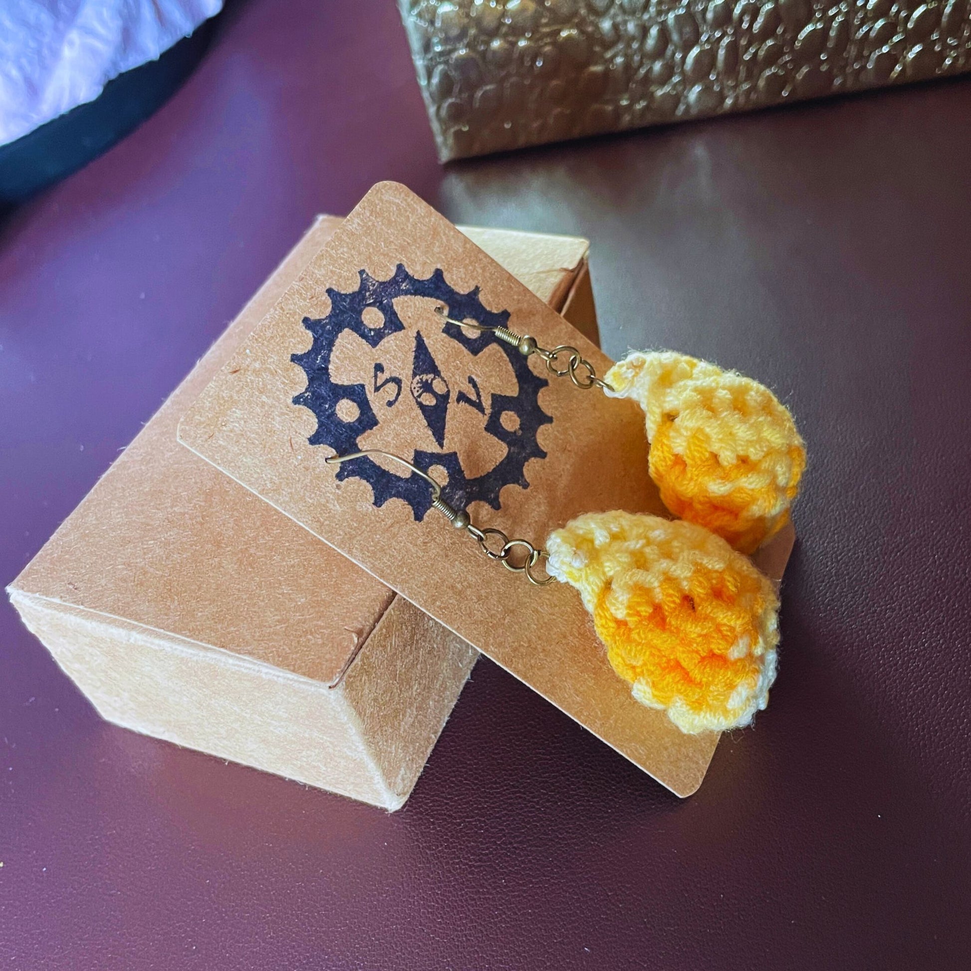 SteamVoyage - orecchini in lana lavorata all'uncinetto a forma di foglia con perline in legno - foglia gialla con minuteria bronzata