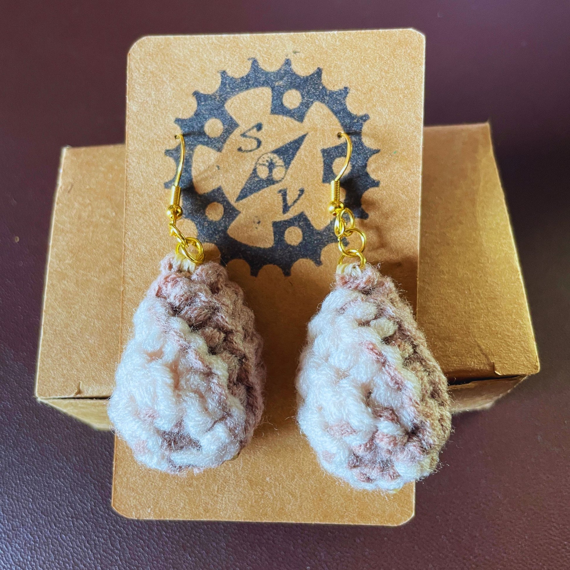 SteamVoyage - orecchini in lana lavorata all'uncinetto a forma di foglia con perline in legno - foglia marrone con minuteria dorata