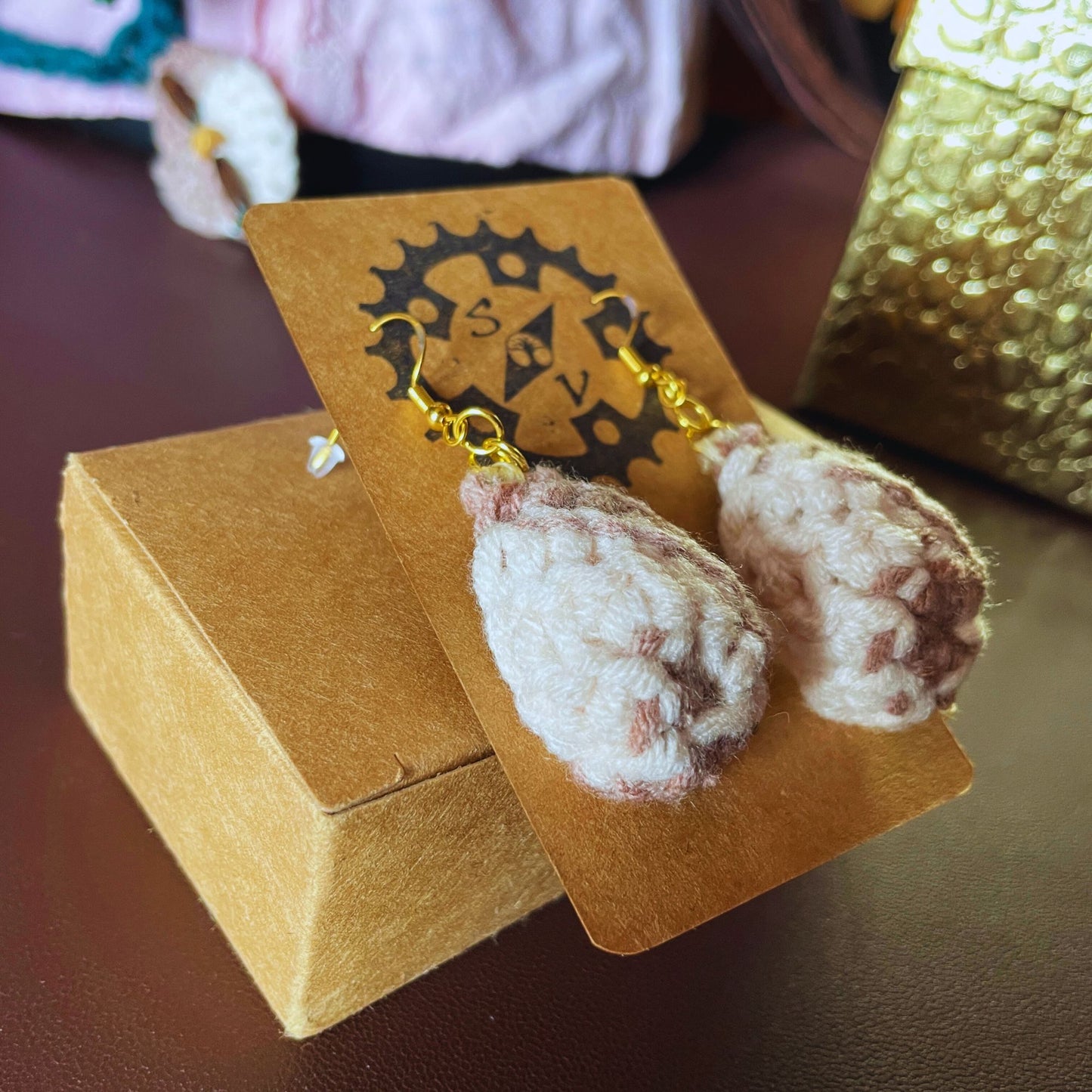 SteamVoyage - orecchini in lana lavorata all'uncinetto a forma di foglia con perline in legno - foglia marrone con minuteria dorata