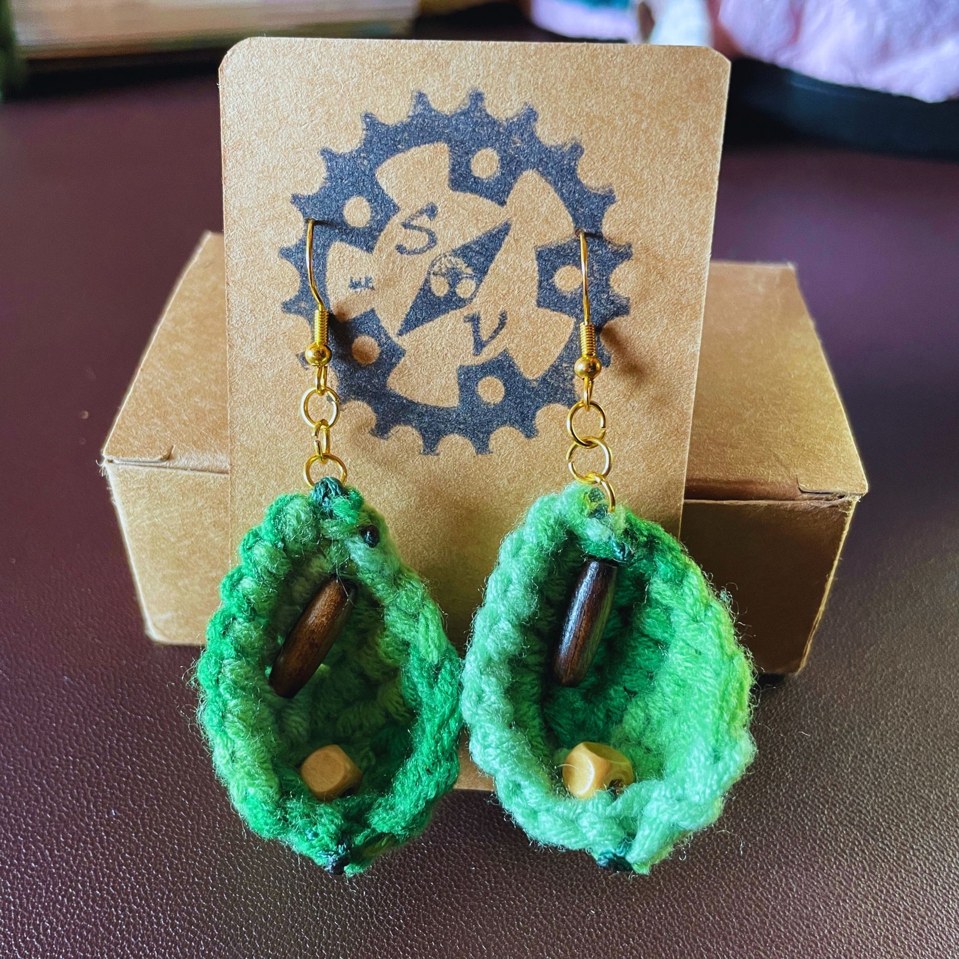 SteamVoyage - orecchini in lana lavorata all'uncinetto a forma di foglia con perline in legno - foglia verde con minuteria dorata