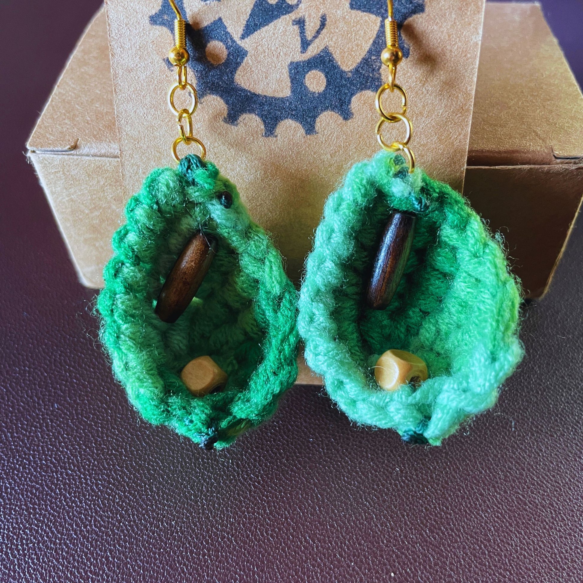 SteamVoyage - orecchini in lana lavorata all'uncinetto a forma di foglia con perline in legno - foglia verde con minuteria dorata